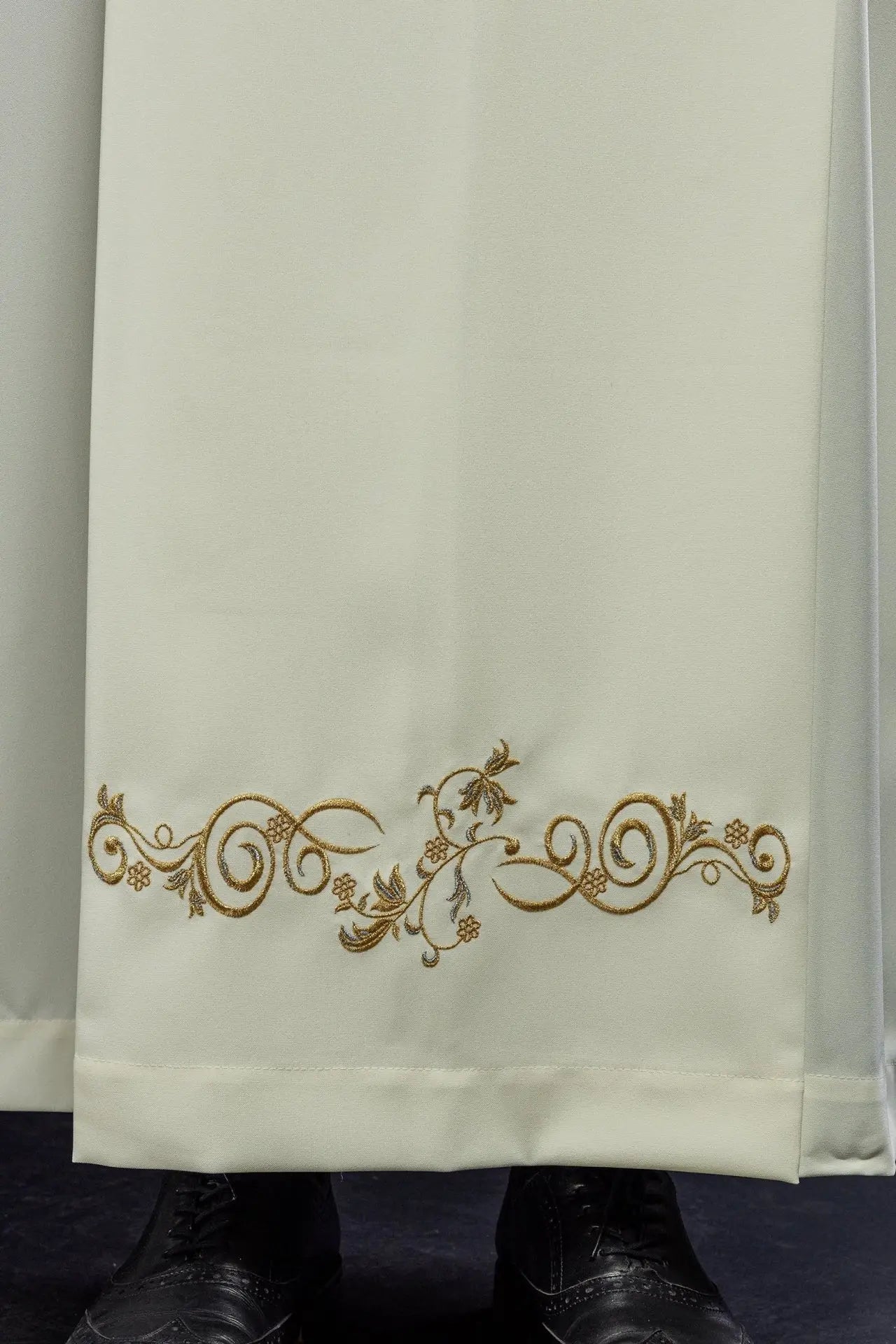 Túnica sencilla de cuello alto para sacerdote Bordado decorativo color crudo