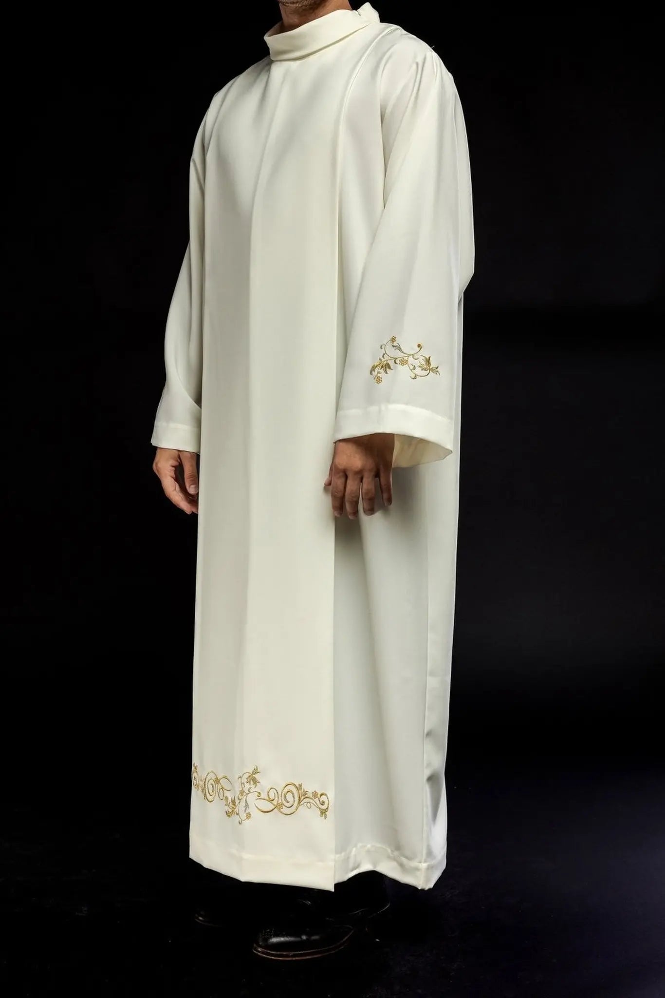 Plain turtlenecked priest's robe Ecru decorative embroidery