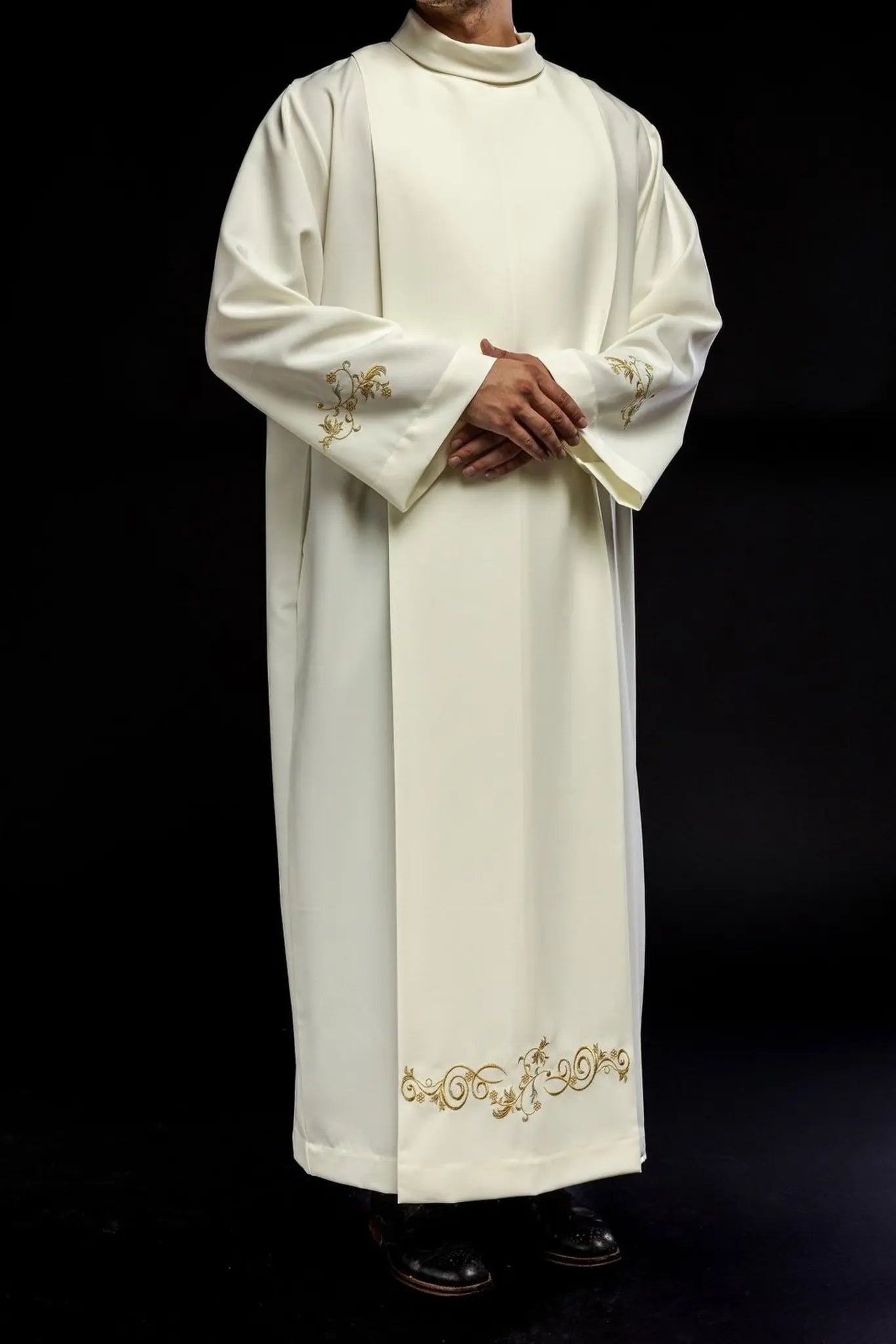 Túnica sencilla de cuello alto para sacerdote Bordado decorativo color crudo