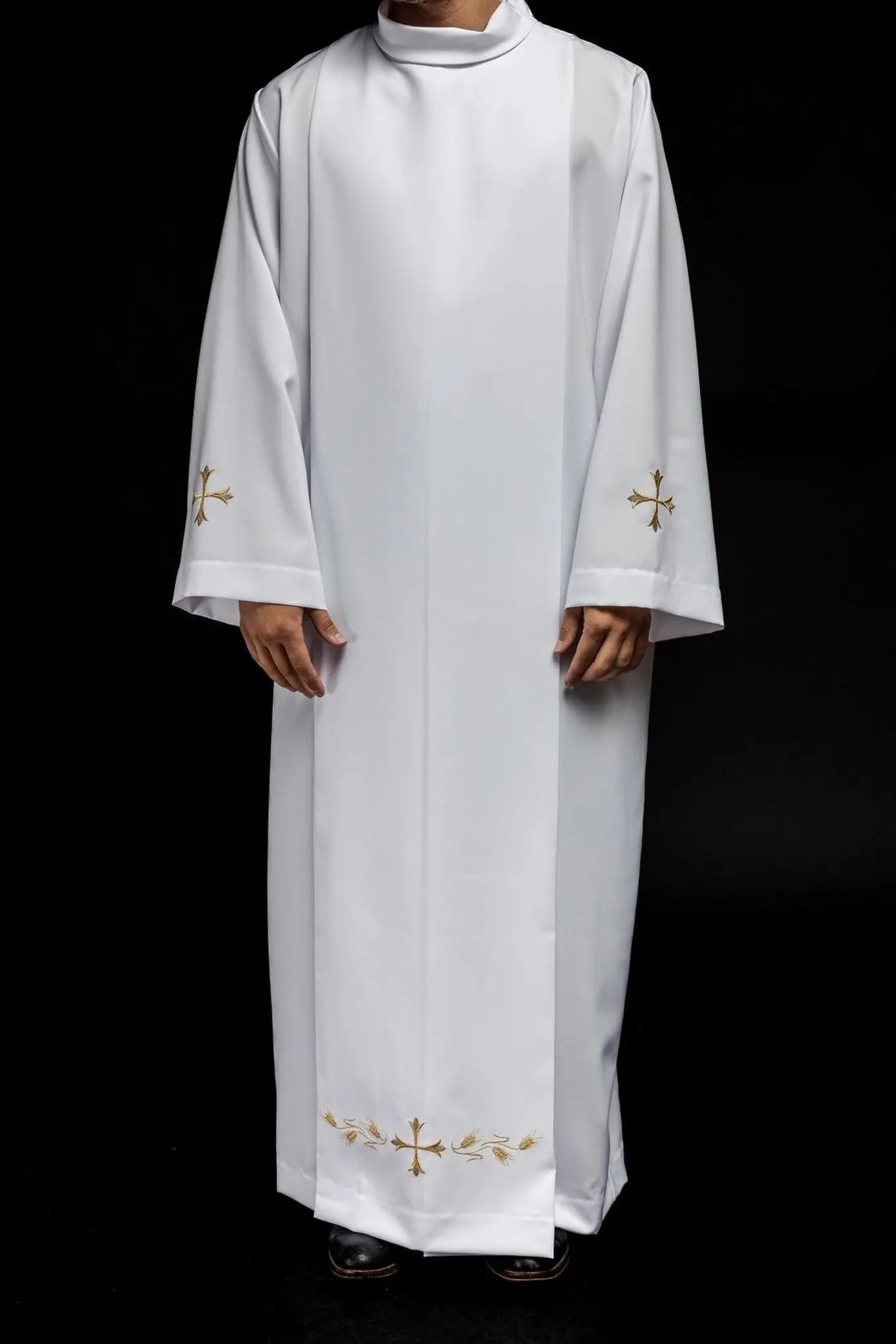 Túnica sencilla para sacerdote con cuello alto y bordado de cruz blanca