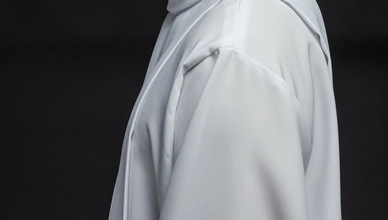 Túnica sencilla para sacerdote con cuello alto y bordado de cruz blanca