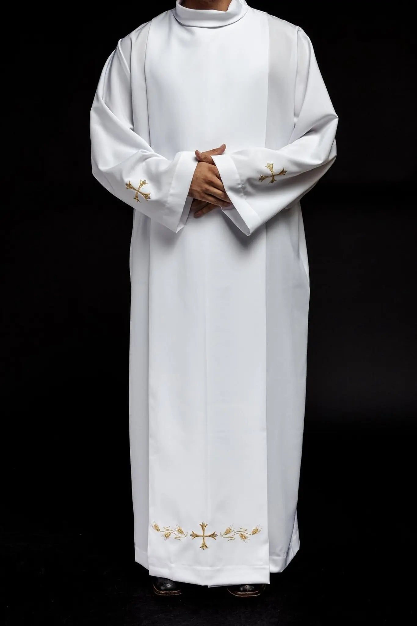 Túnica sencilla para sacerdote con cuello alto y bordado de cruz blanca