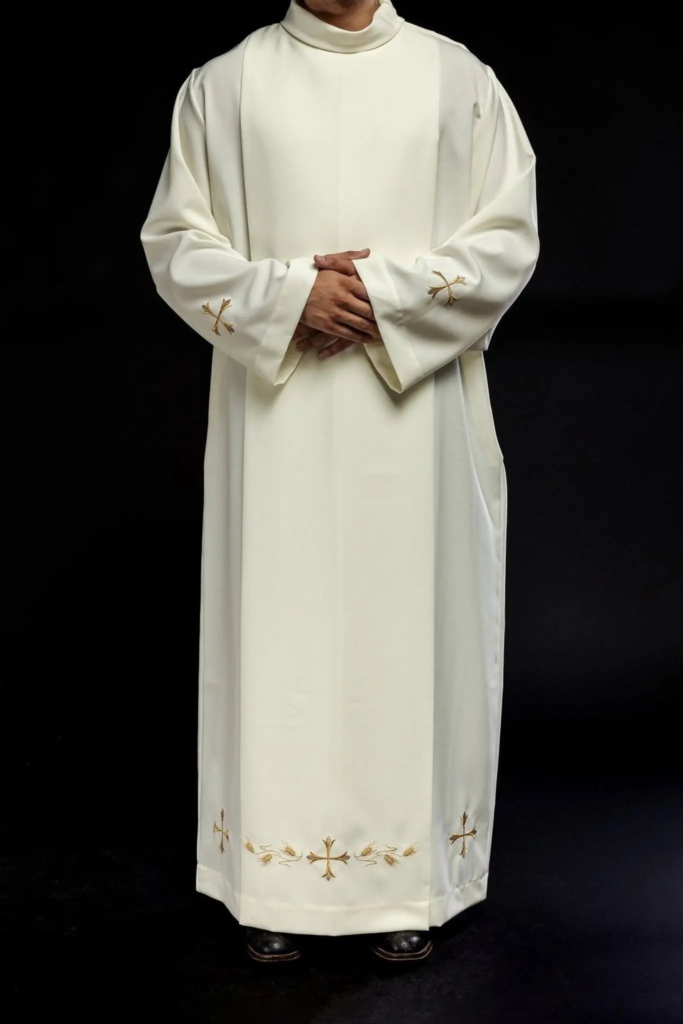 Alba ecru elegante para sacerdote con cuello monástico y bordado de cruz dorada