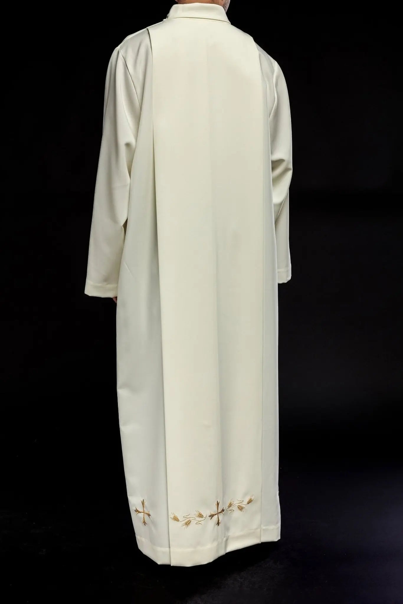 Alba ecru elegante para sacerdote con cuello monástico y bordado de cruz dorada
