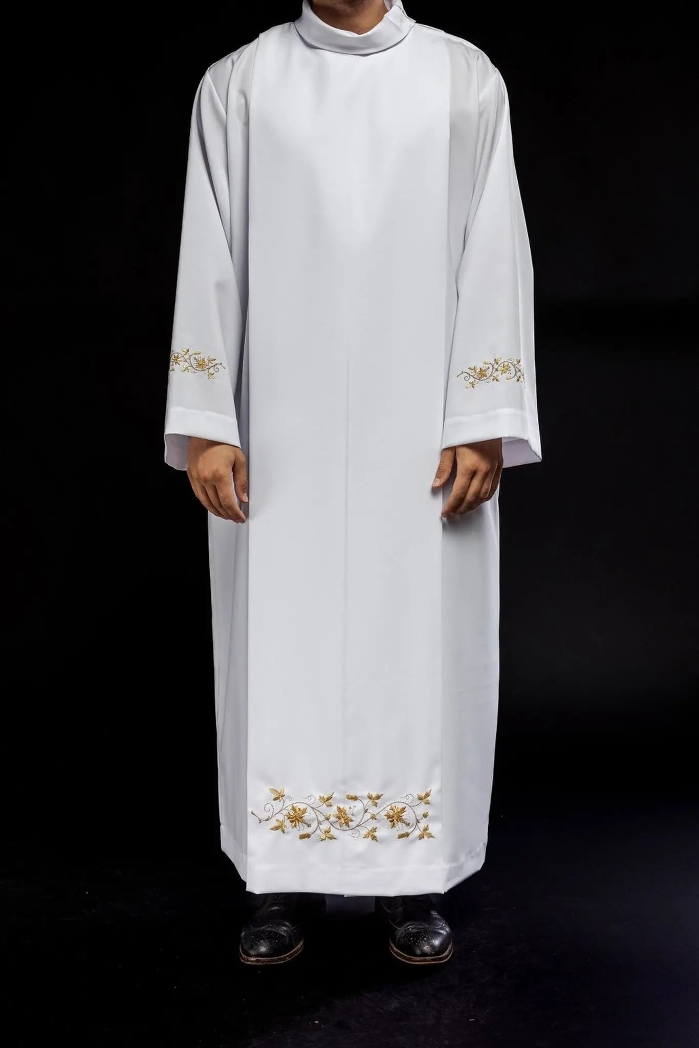 Túnica bordada para sacerdote con cuello alto blanca
