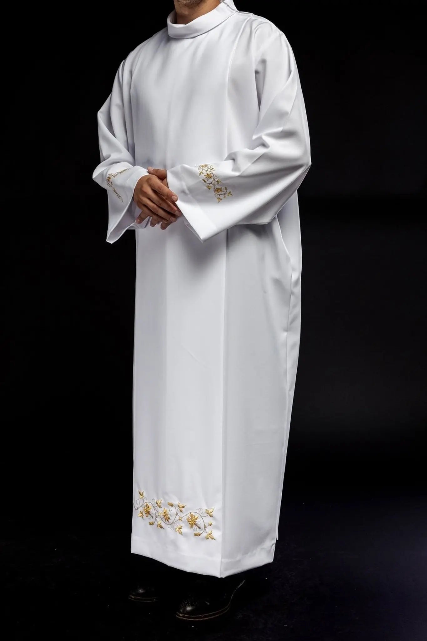 Túnica bordada para sacerdote con cuello alto blanca
