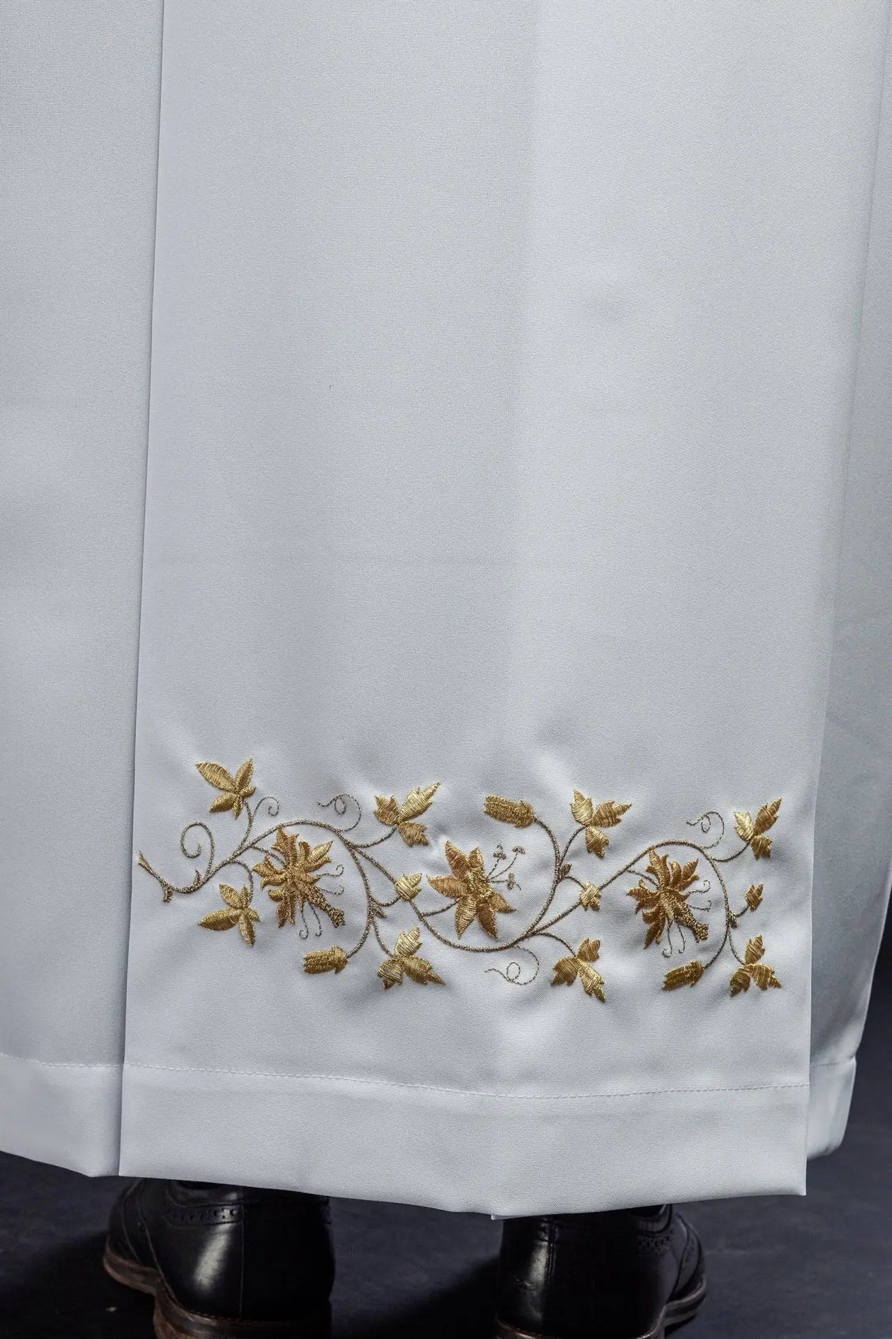 Túnica bordada para sacerdote con cuello alto blanca