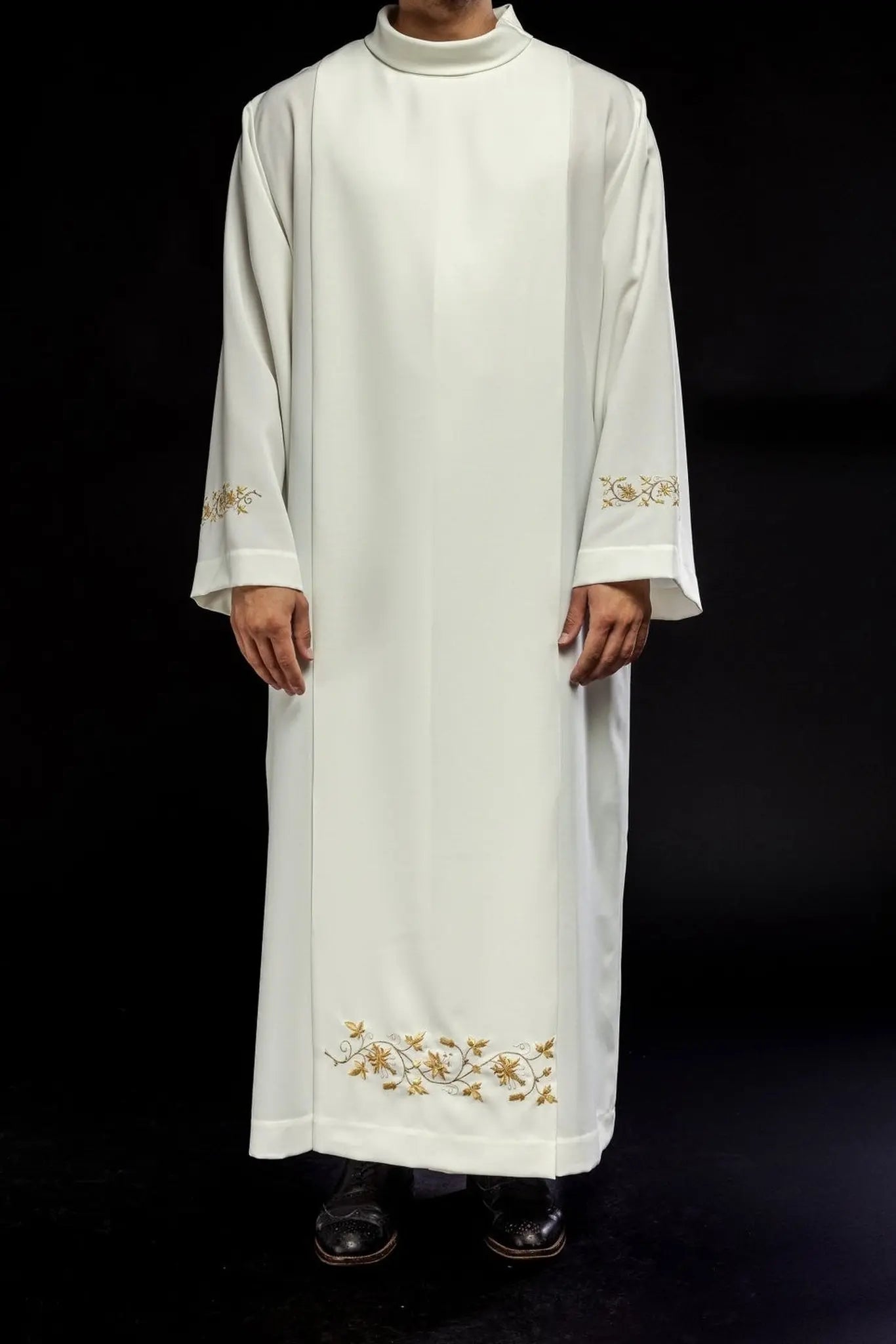 Túnica de sacerdote con cuello alto bordada color ecru
