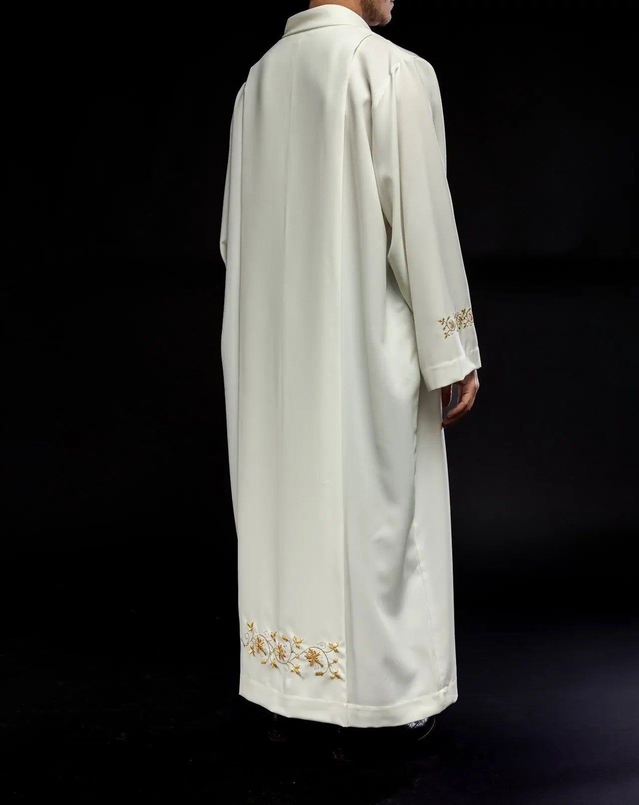 Túnica de sacerdote con cuello alto bordada color ecru