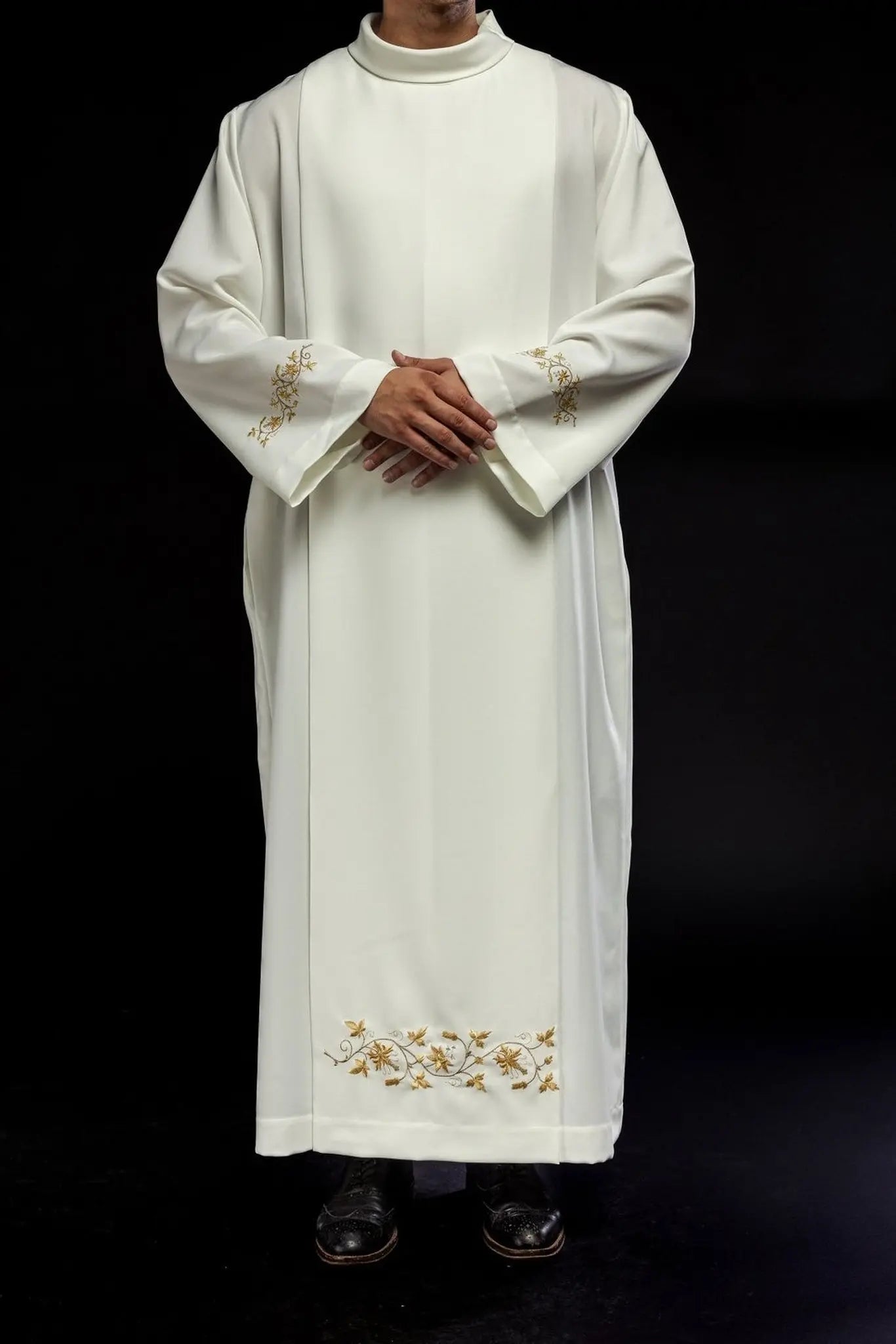Túnica de sacerdote con cuello alto bordada color ecru