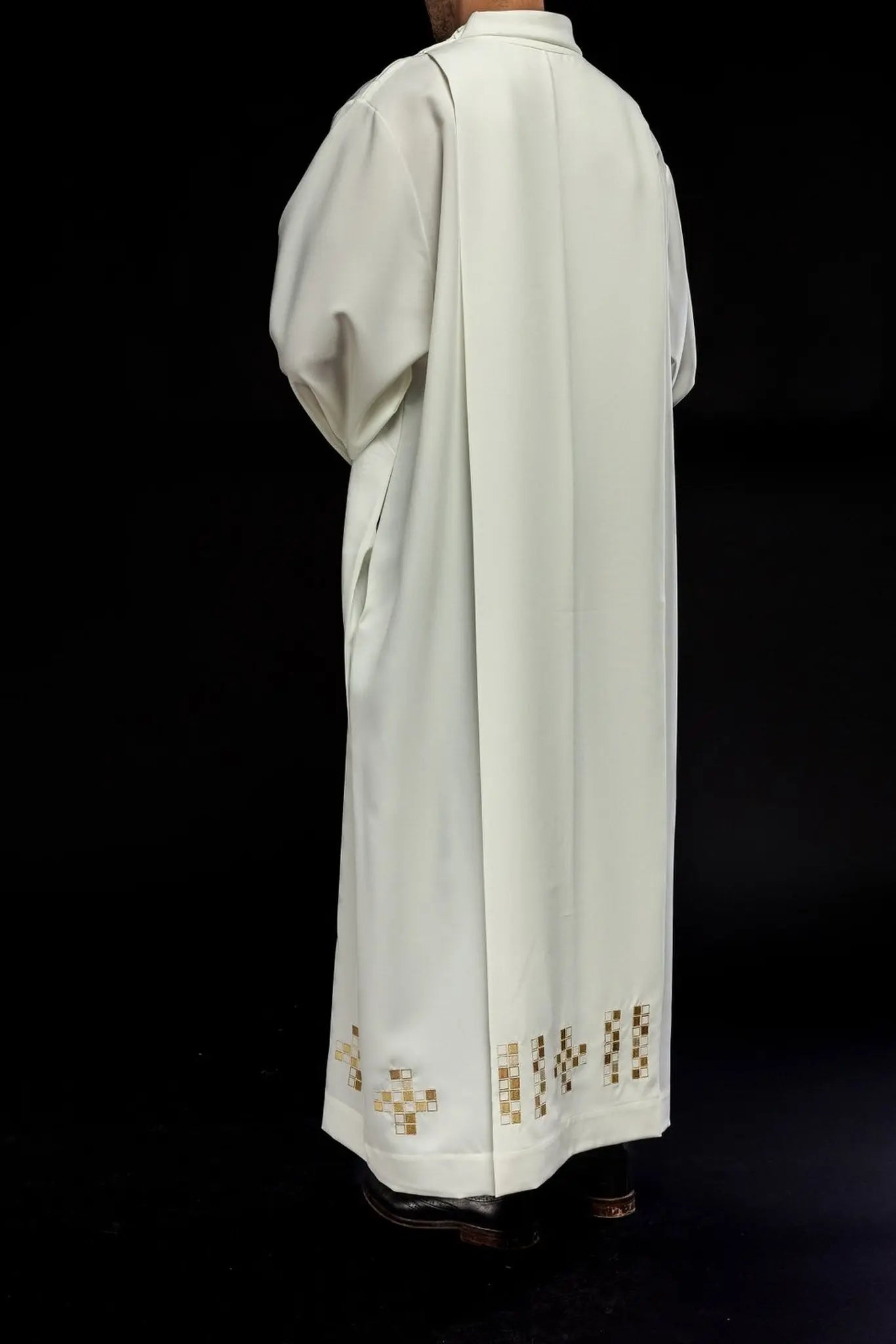 Alba con cruces de mosaico bordadas ecru