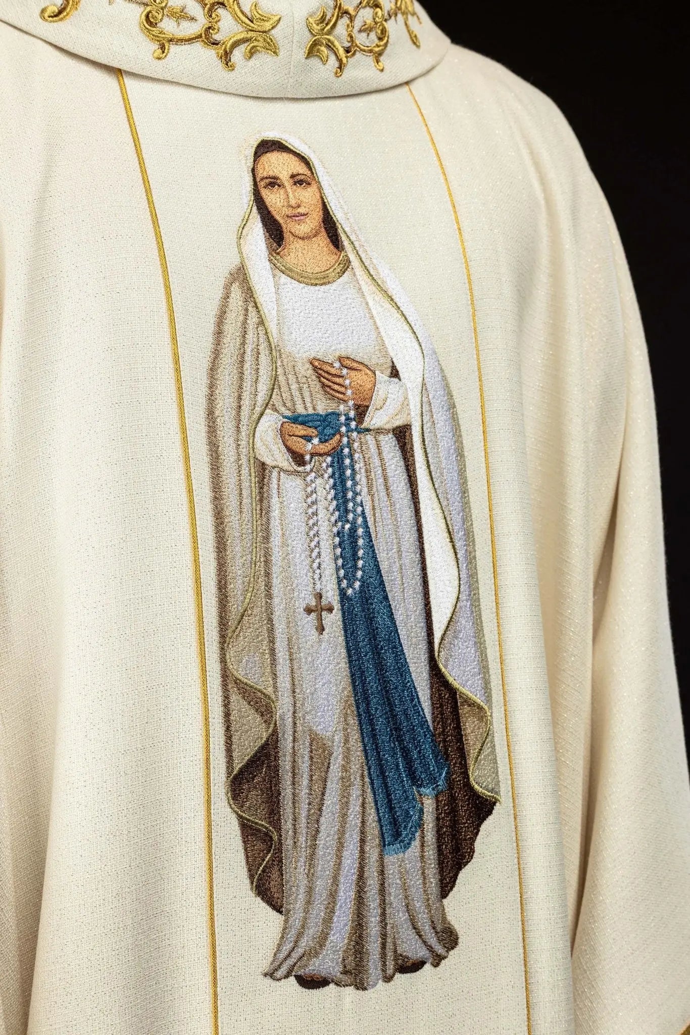 Casulla ricamente bordada con Nuestra Señora del Rosario