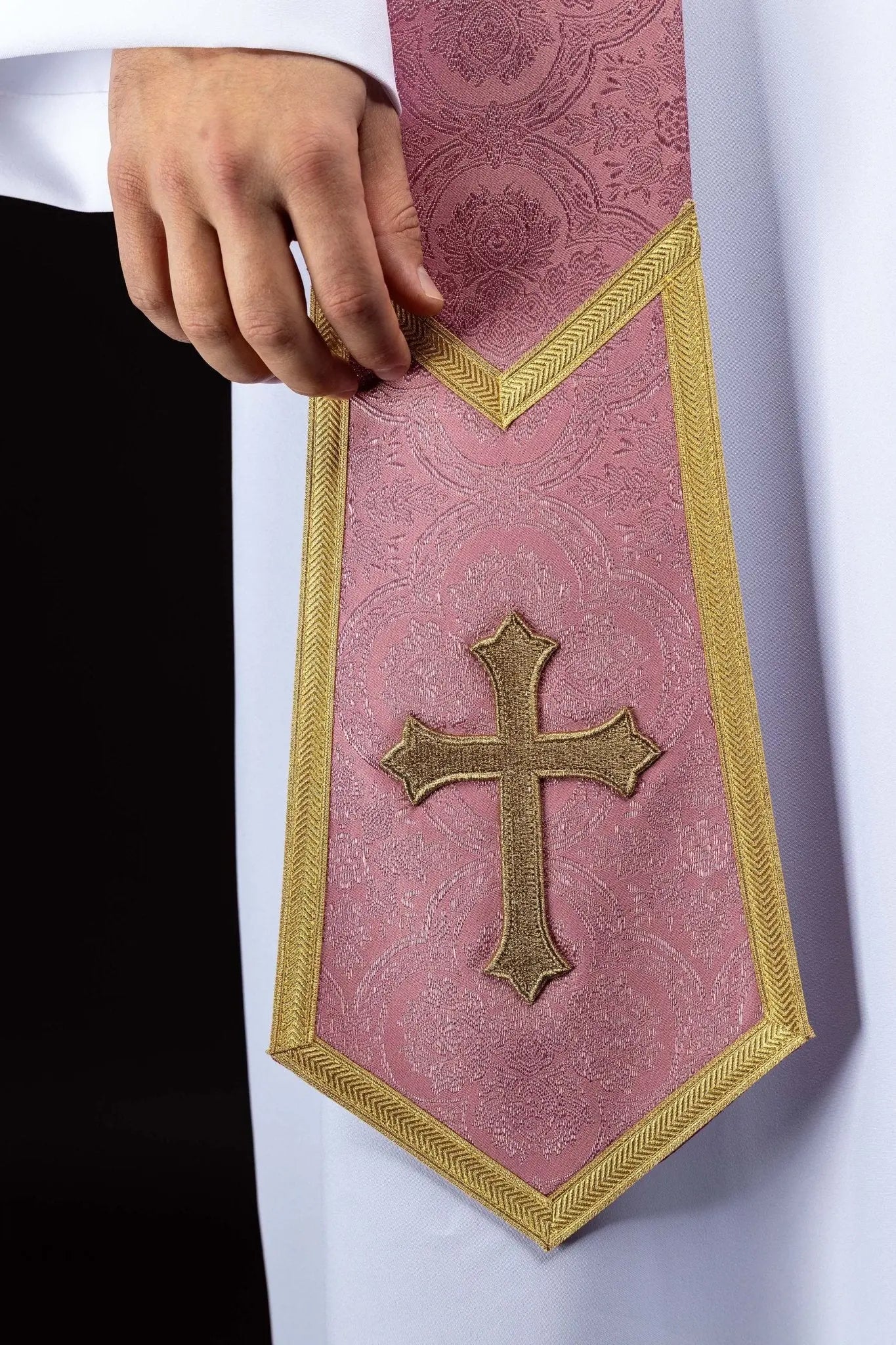 Estola de Jacquard Rosa con Cruz Bordada