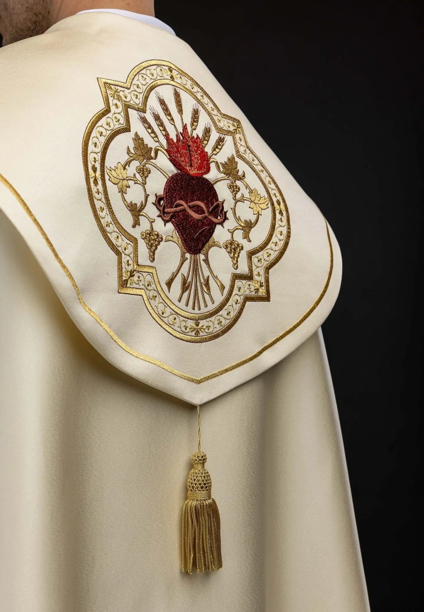 Capa litúrgica con bordado del Sagrado Corazón de Jesús