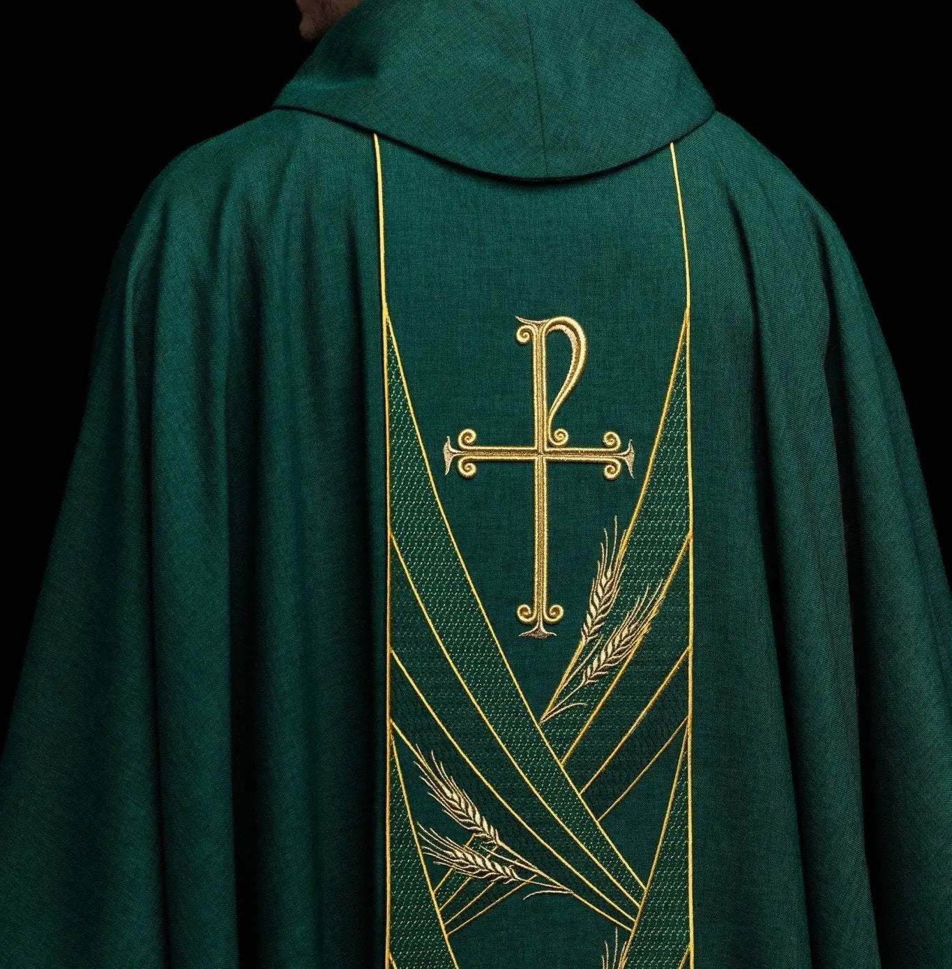 Casulla verde con banda PAX bordada
