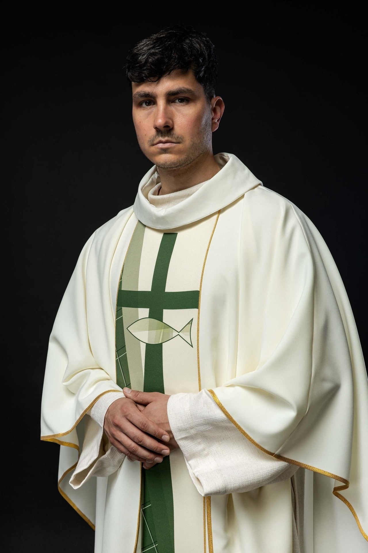 Biały ornat haftowany z wzorem krzyża i ryb