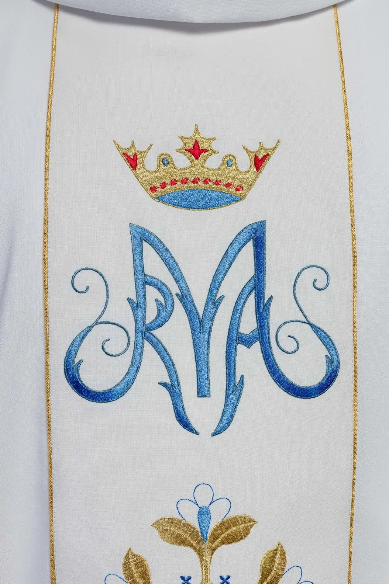 Casulla litúrgica blanca mariana con cinturón