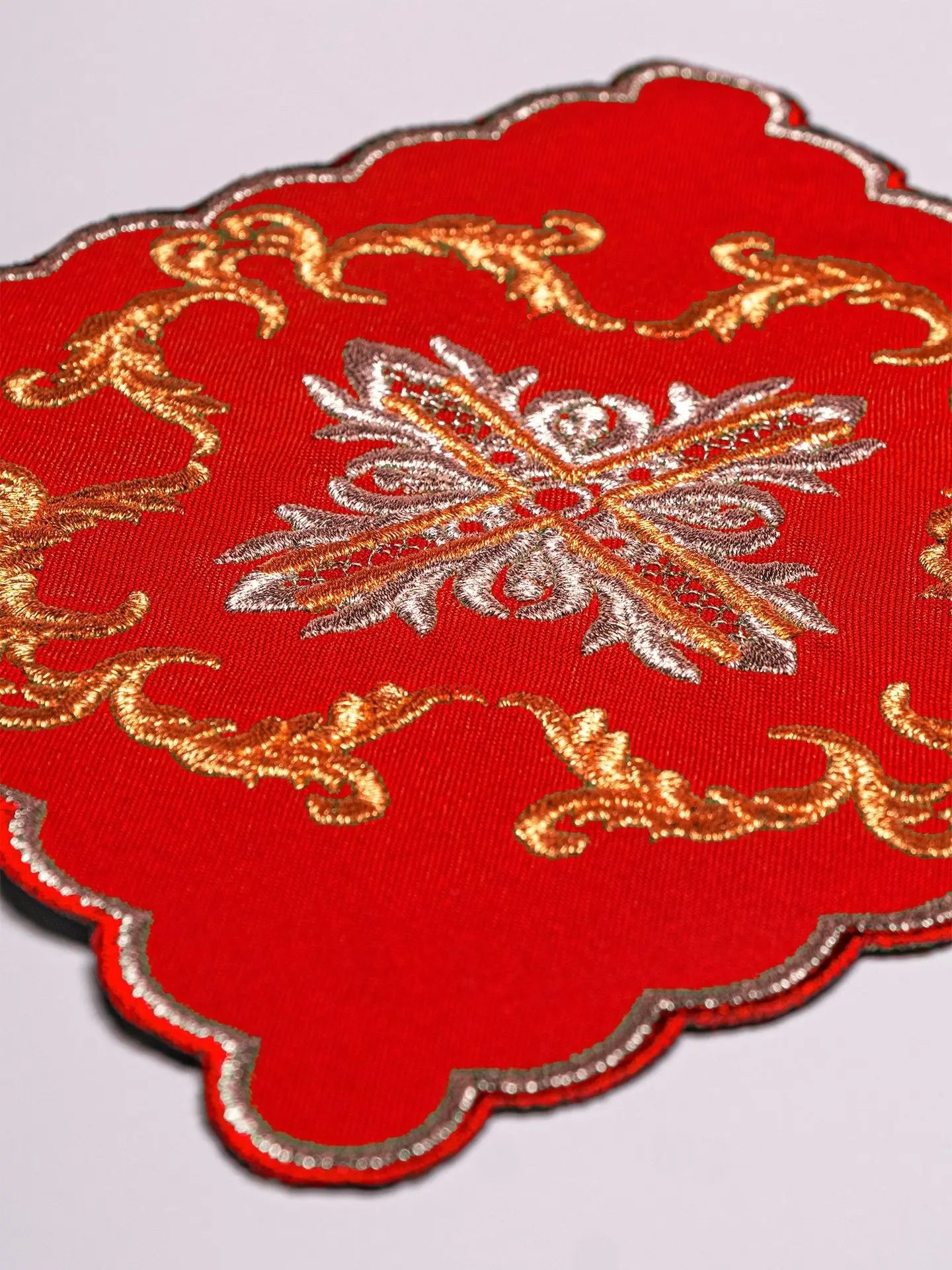 Lino de cáliz bordado rojo