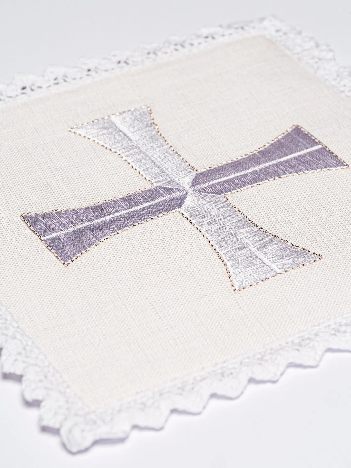 Chalice linen with delicate cross embroidery