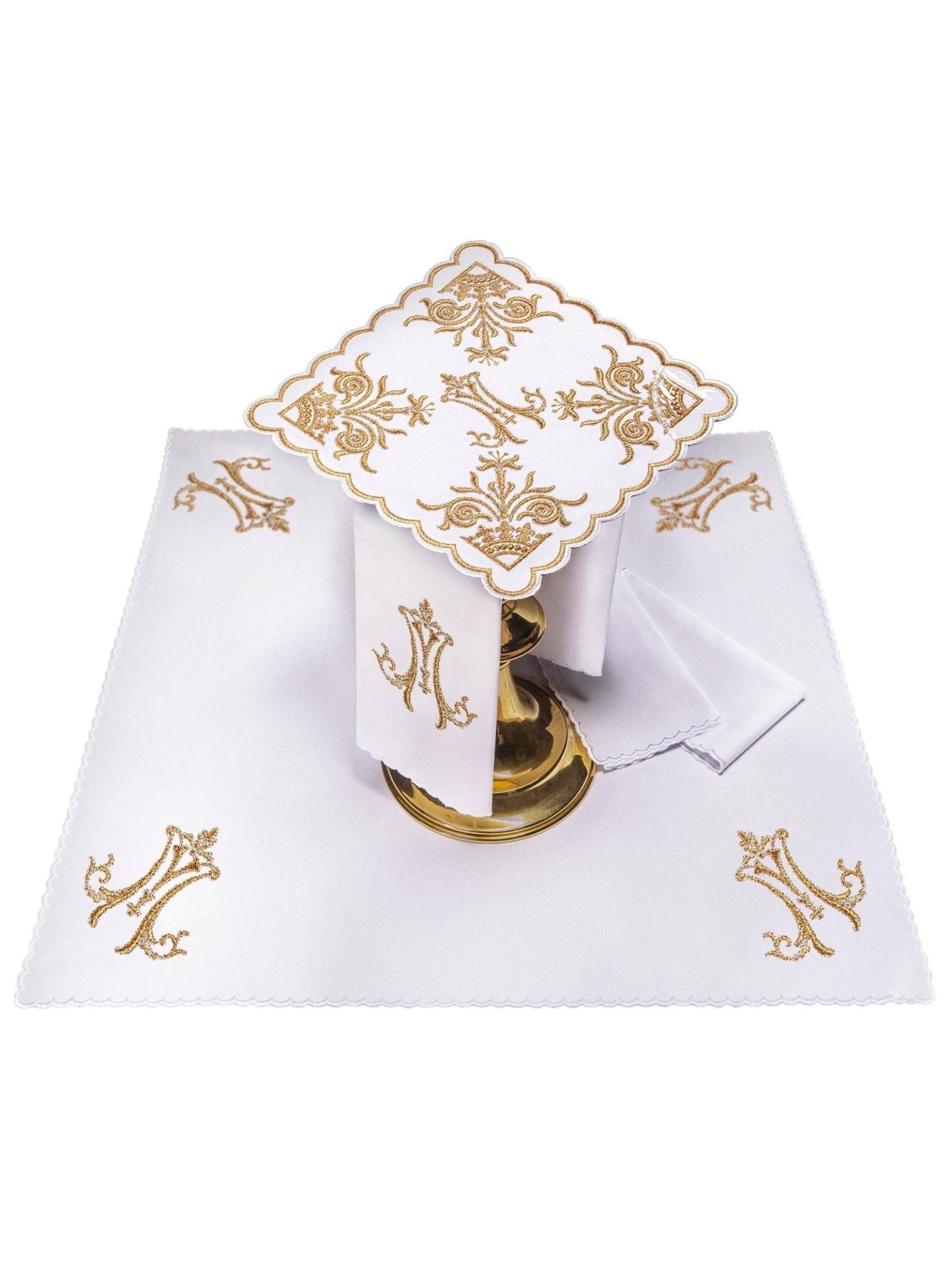 Bogato zdobiona bielizna kielichowa z złotym haftem maryjnym