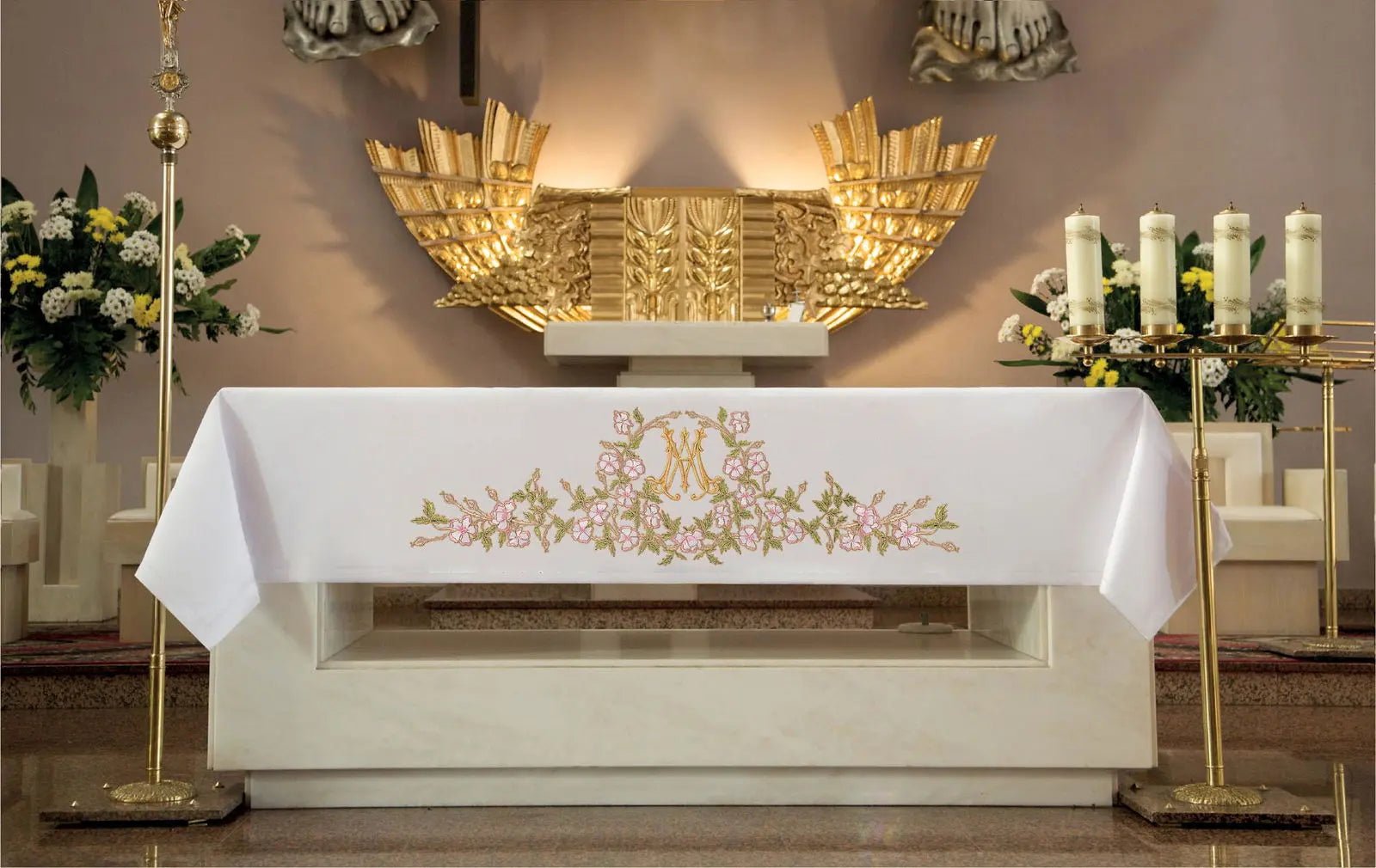 Paño de altar ricamente decorado con bordado frontal y motivo mariano