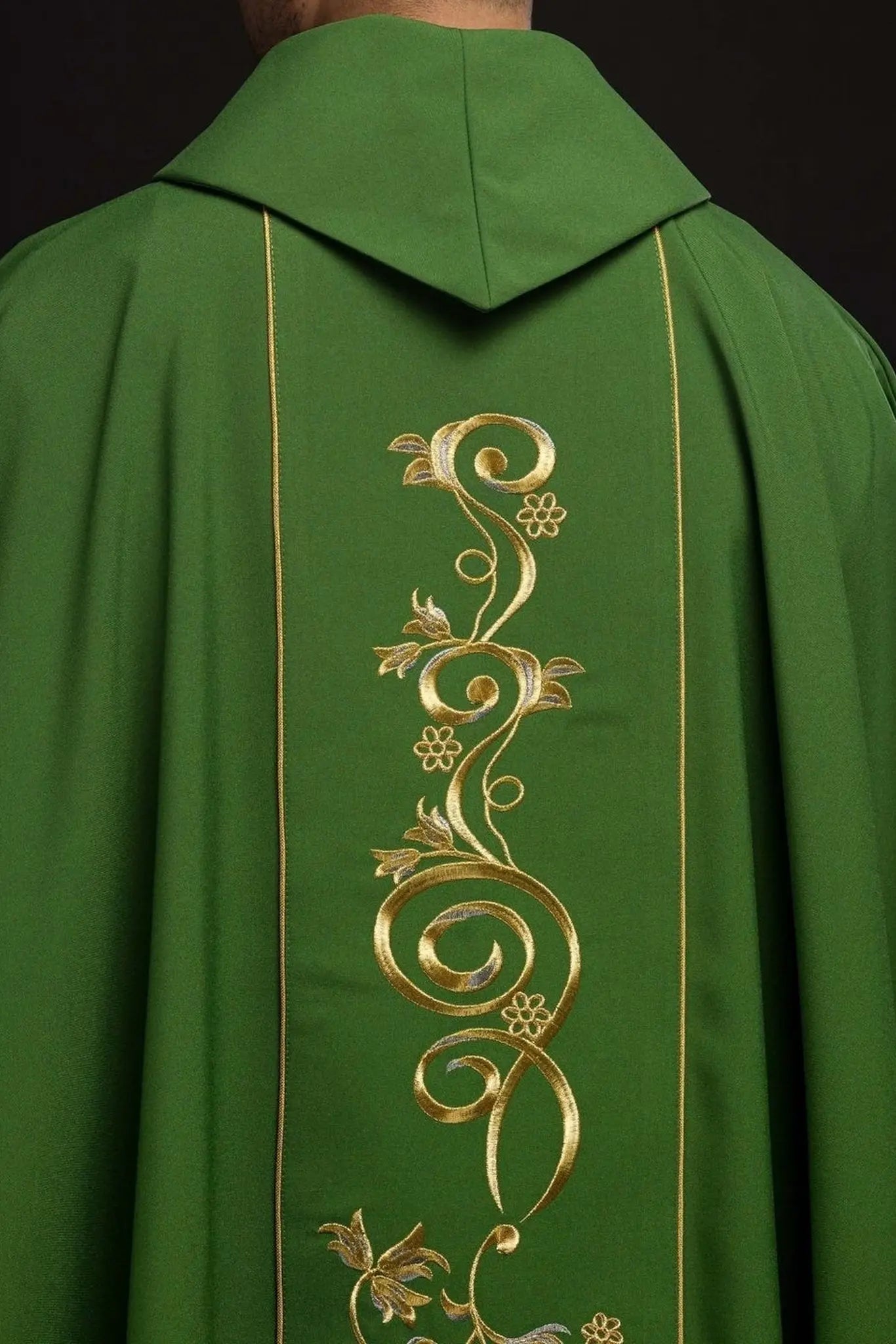 Casulla verde ricamente decorada con motivo dorado y banda ancha IHS