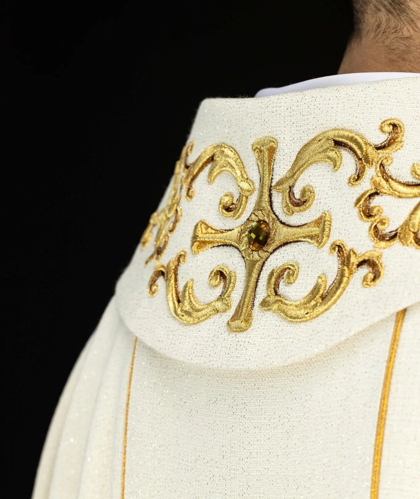 Casulla ricamente bordada con Nuestra Señora del Rosario