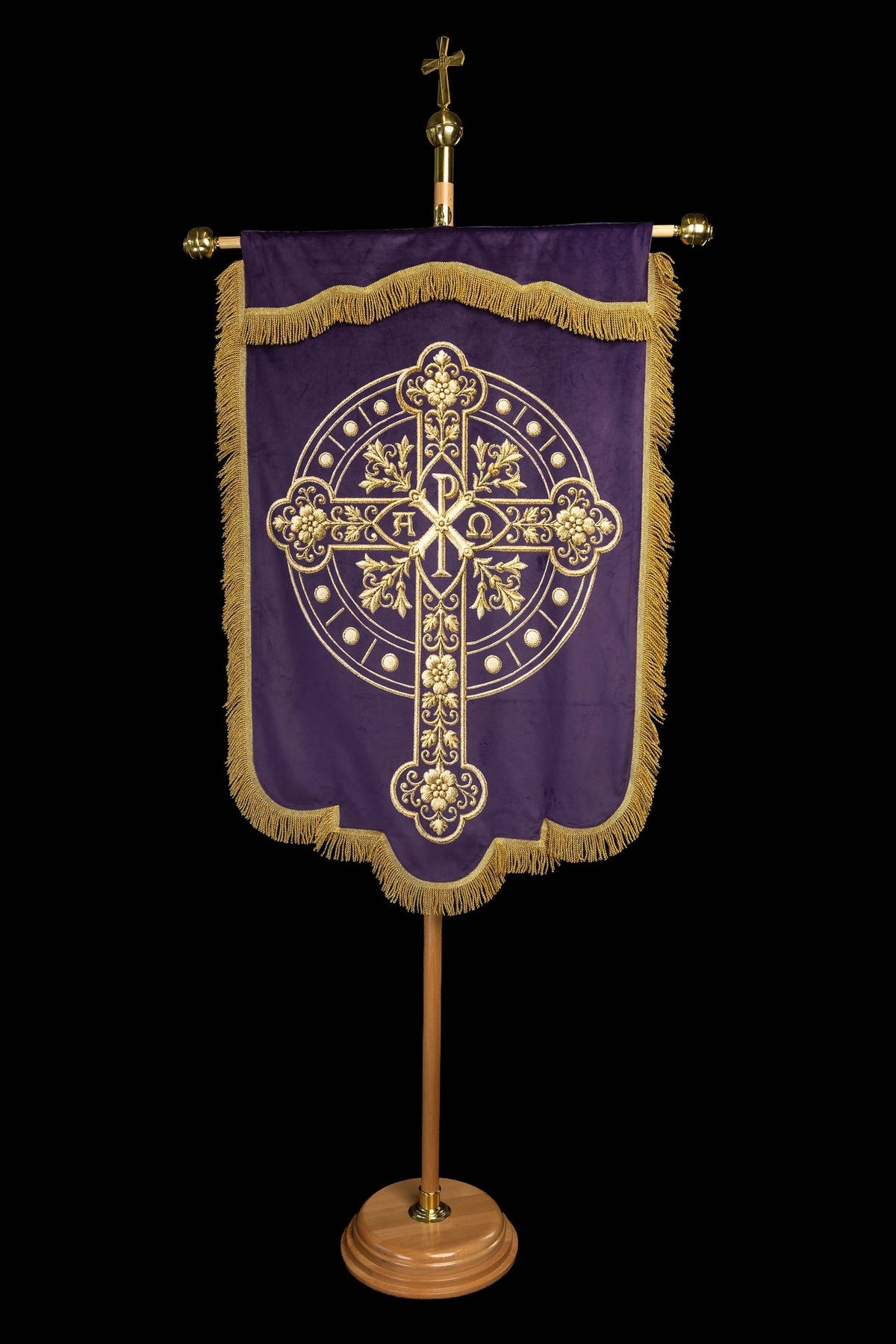 Estandarte morado con cruz, Alfa y Omega y Pax, vista posterior