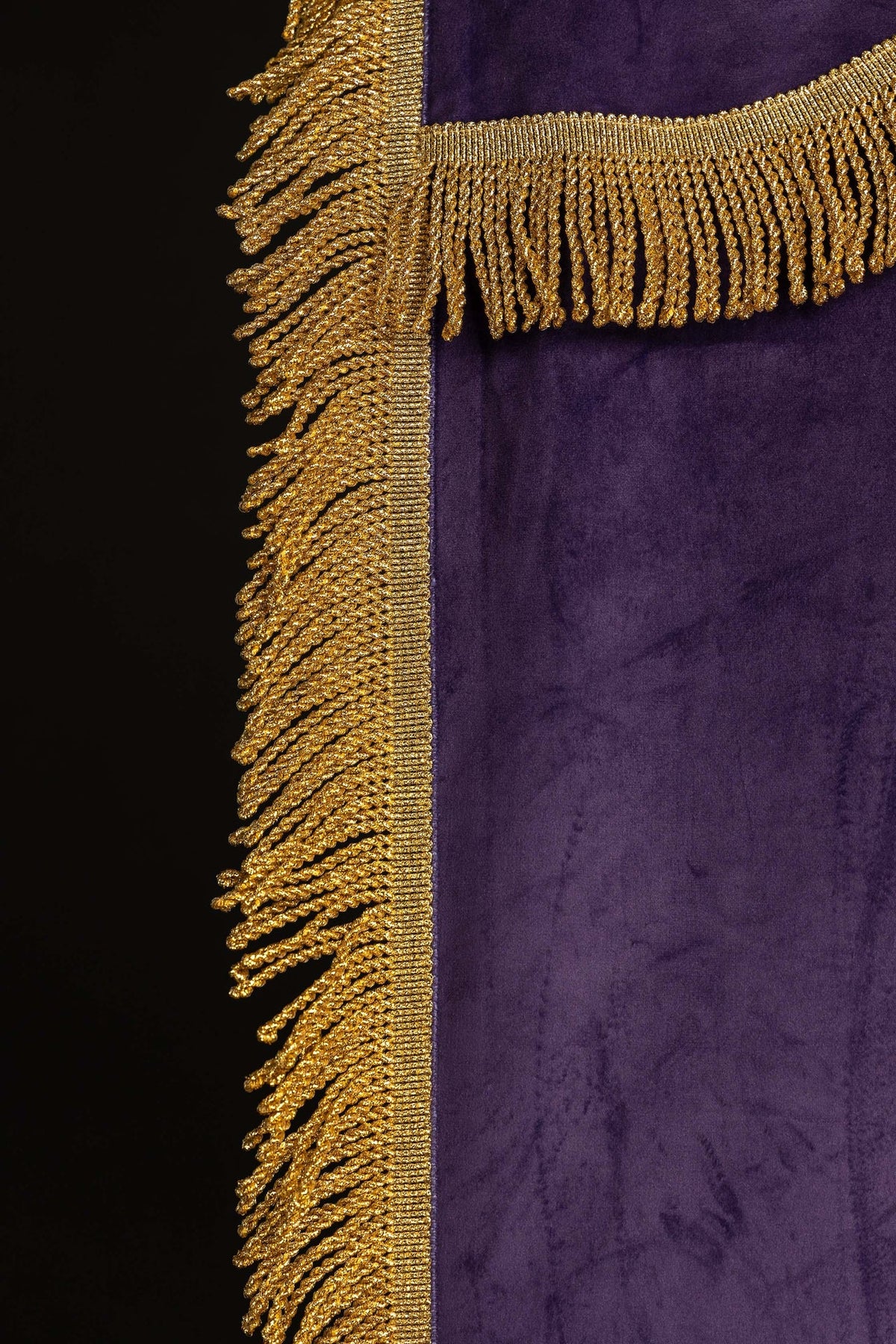 Morado estandarte con flecos dorados, primer plano del remate lateral
