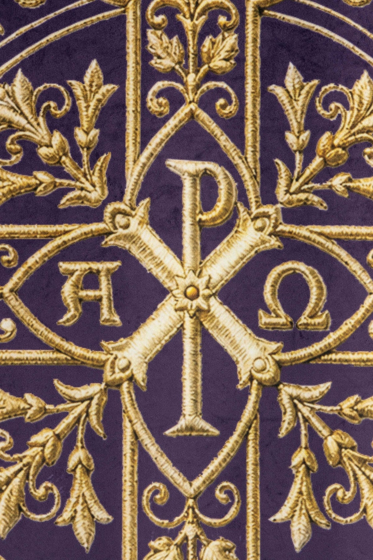 Morado estandarte con cruz y Alfa y Omega, primer plano del bordado