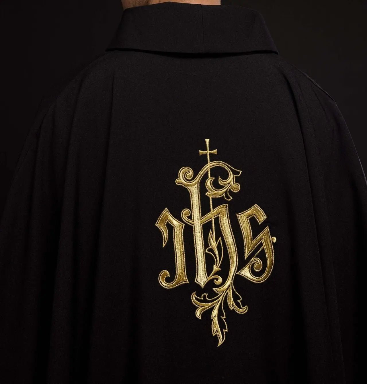 Casulla negra bordada con IHS