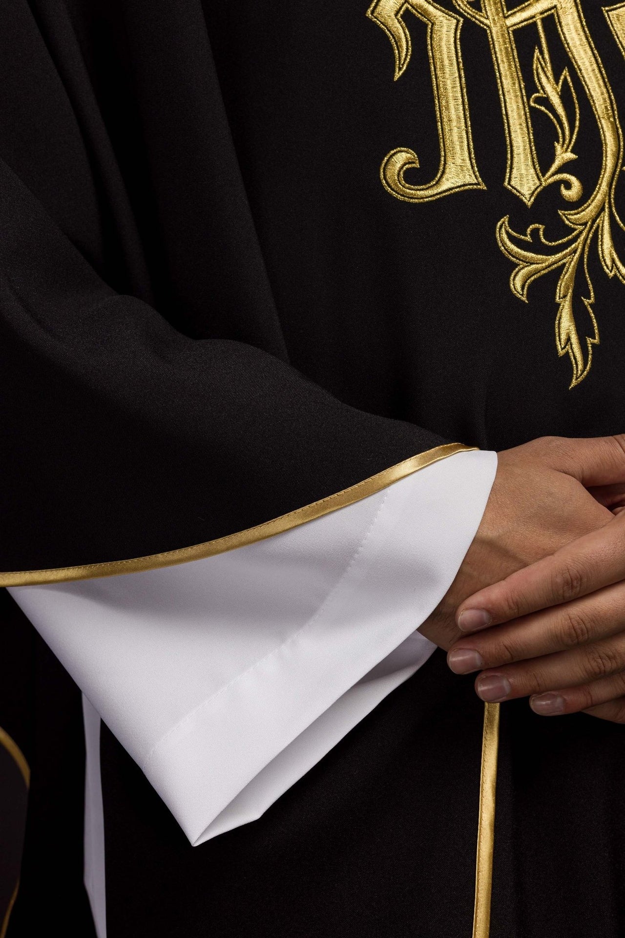 Czarny ornat haftowany IHS