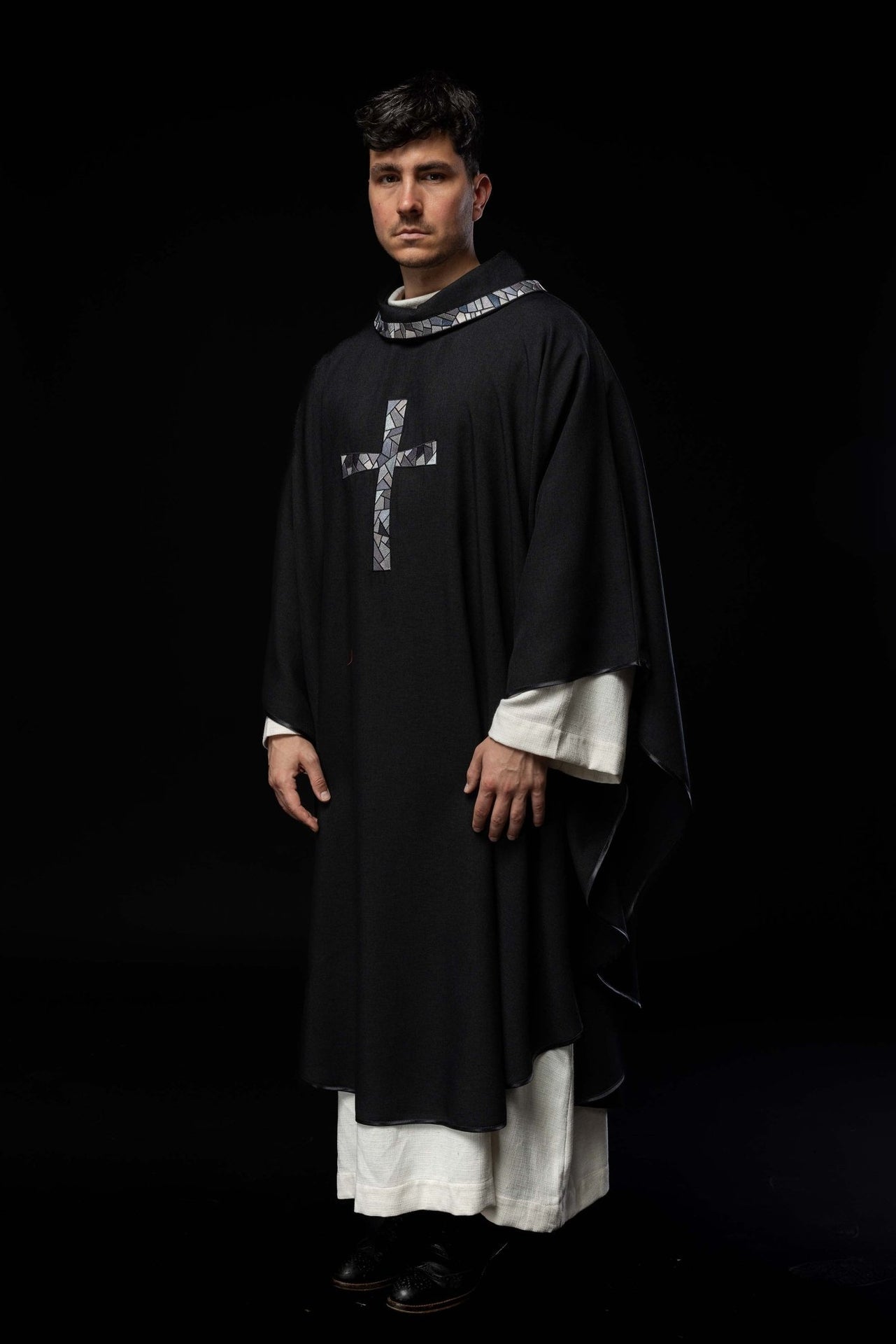 Czarny ornat z mozaikowym krzyżem