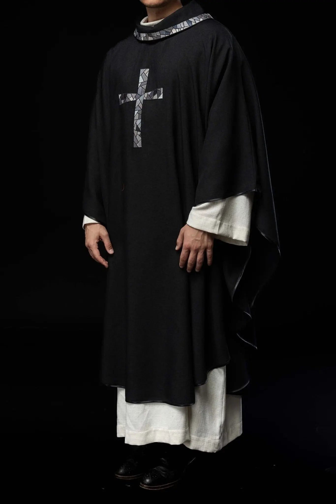 Casulla negra con cruz de mosaico