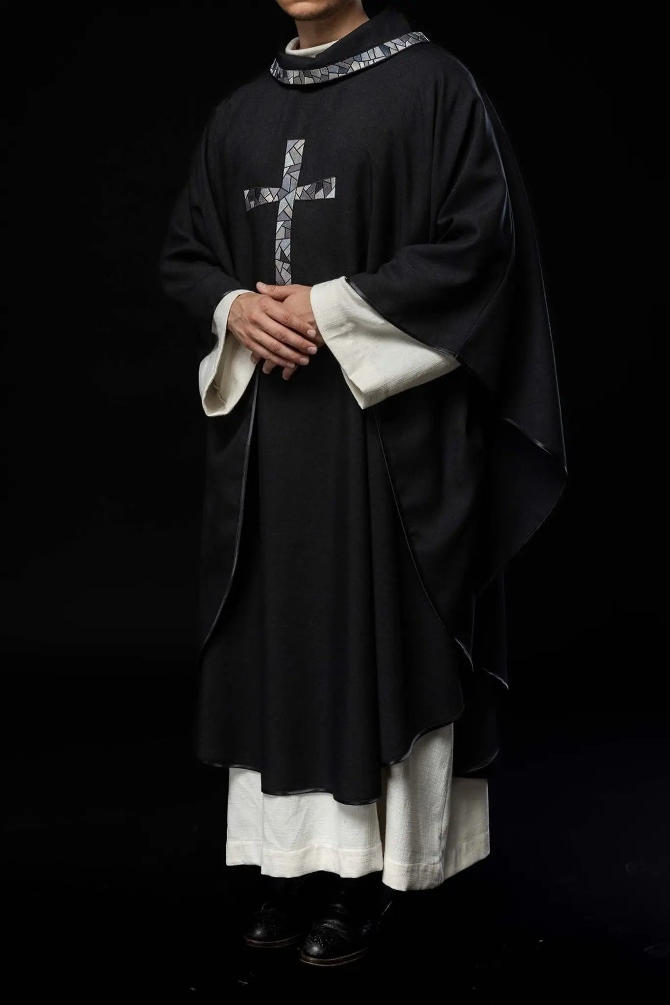 Casulla negra con cruz de mosaico