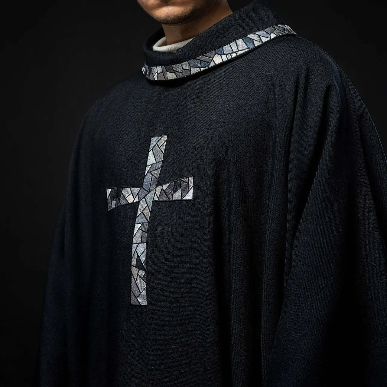 Casulla negra con cruz de mosaico
