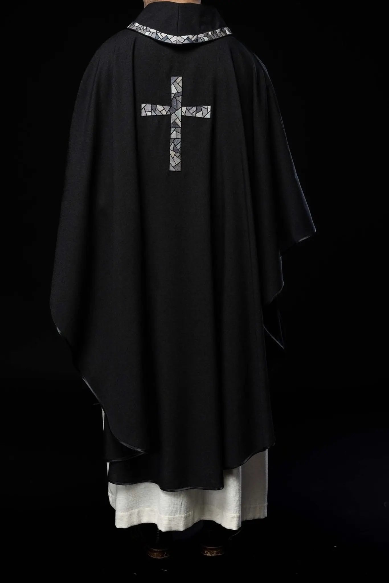 Casulla negra con cruz de mosaico