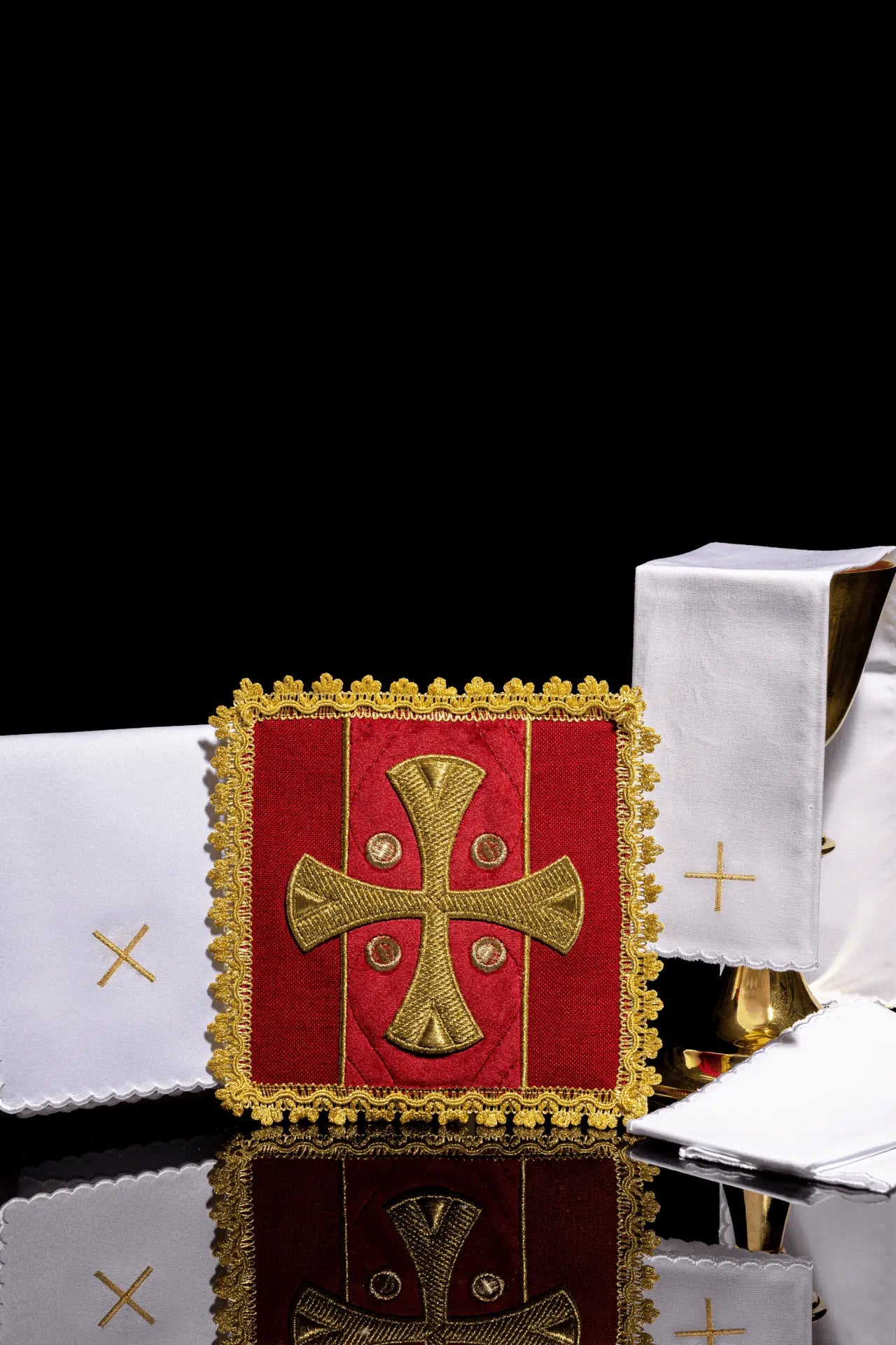 Conjunto rojo de lino para cáliz litúrgico con bordado de terciopelo