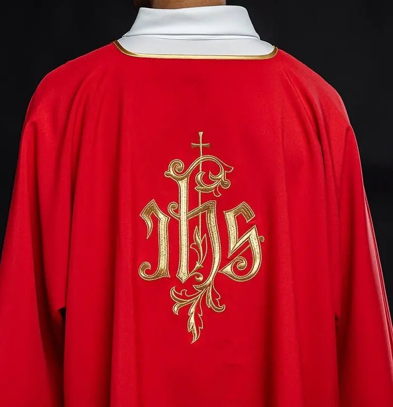 Dalmática roja con diseño bordado IHS