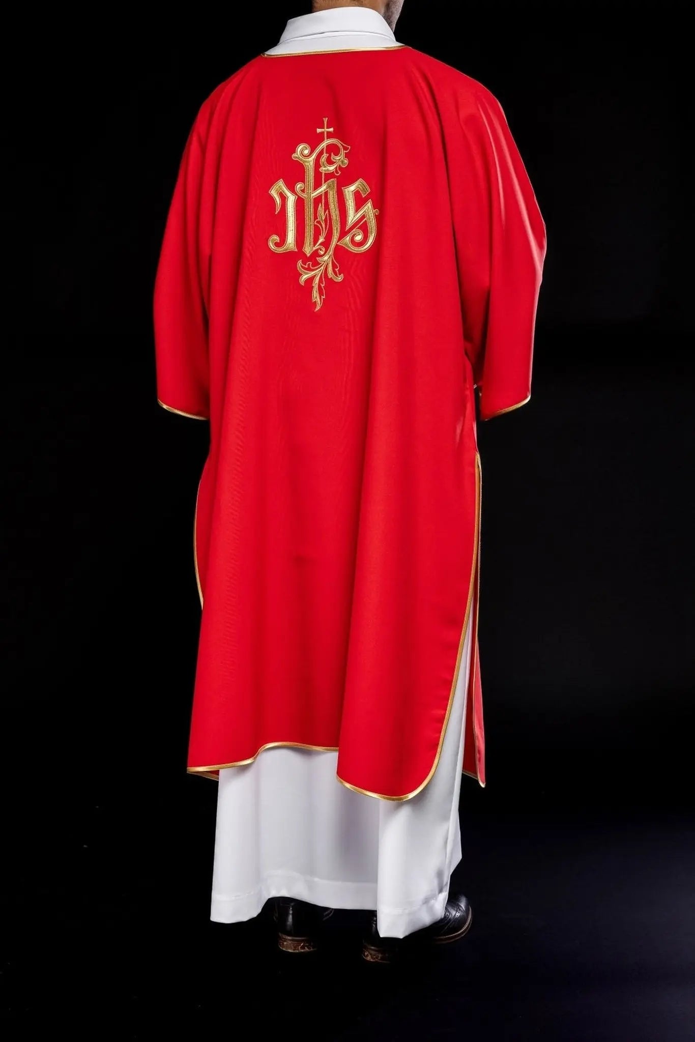 Dalmática roja con diseño bordado IHS