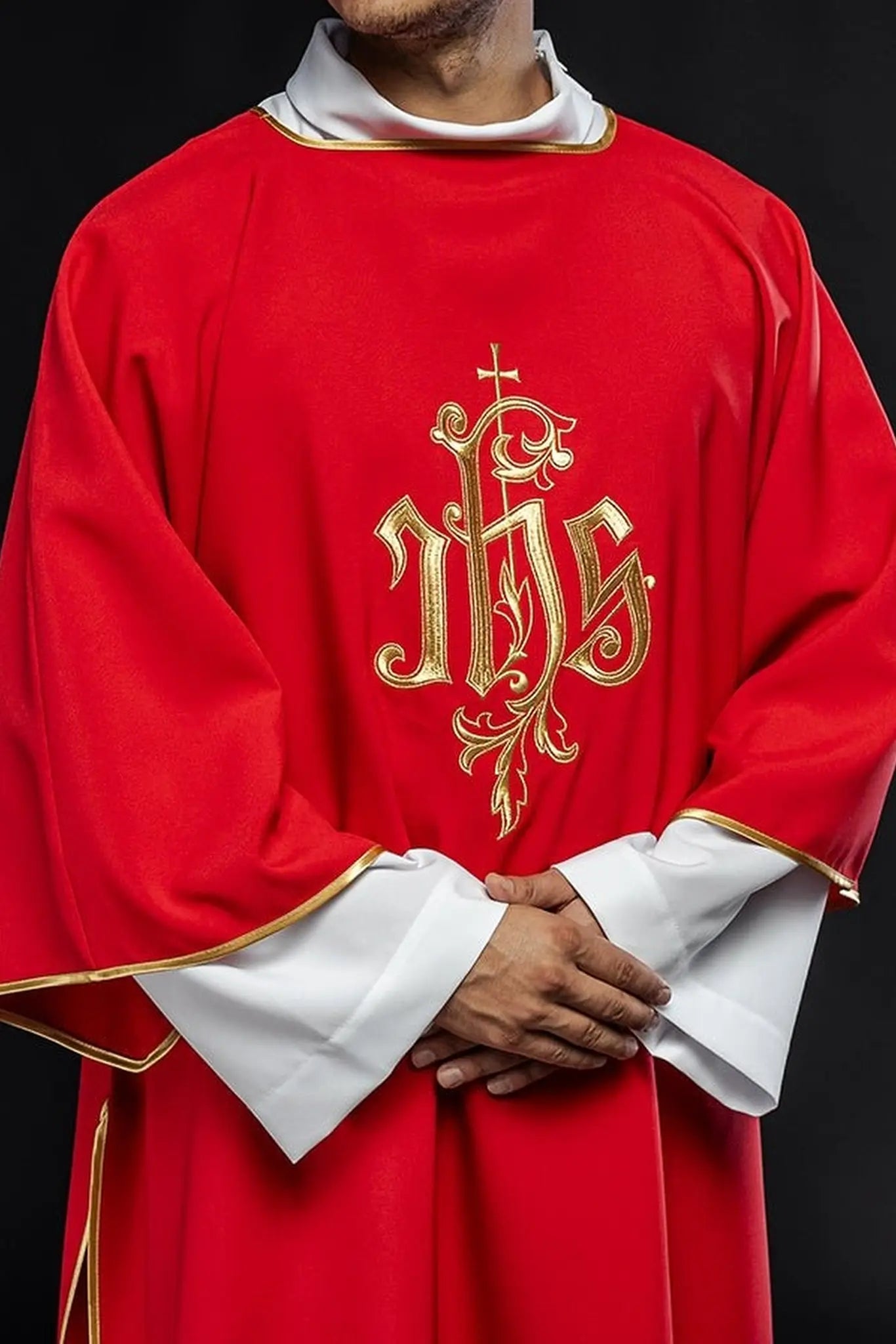 Dalmática roja con diseño bordado IHS