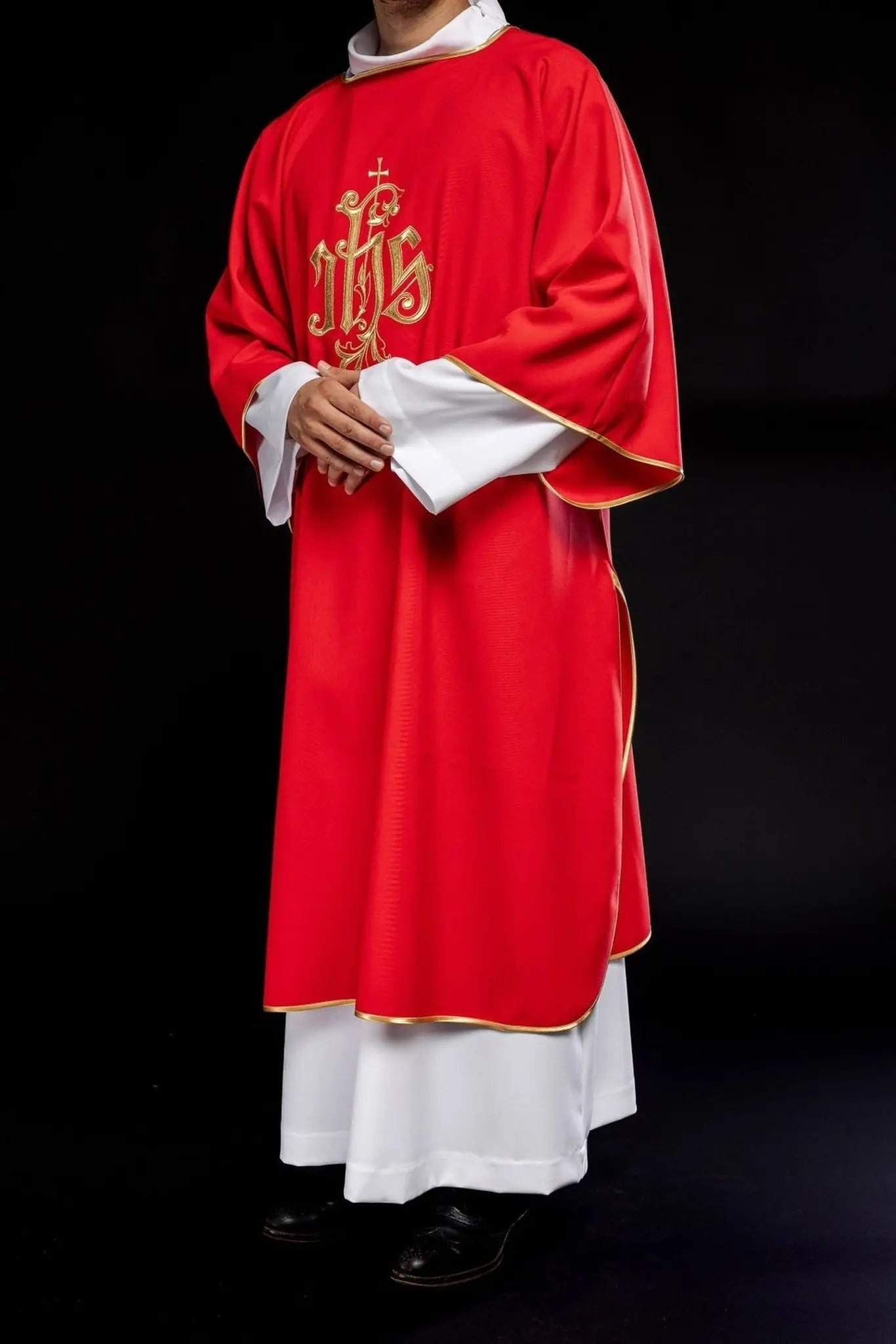 Dalmática roja con diseño bordado IHS