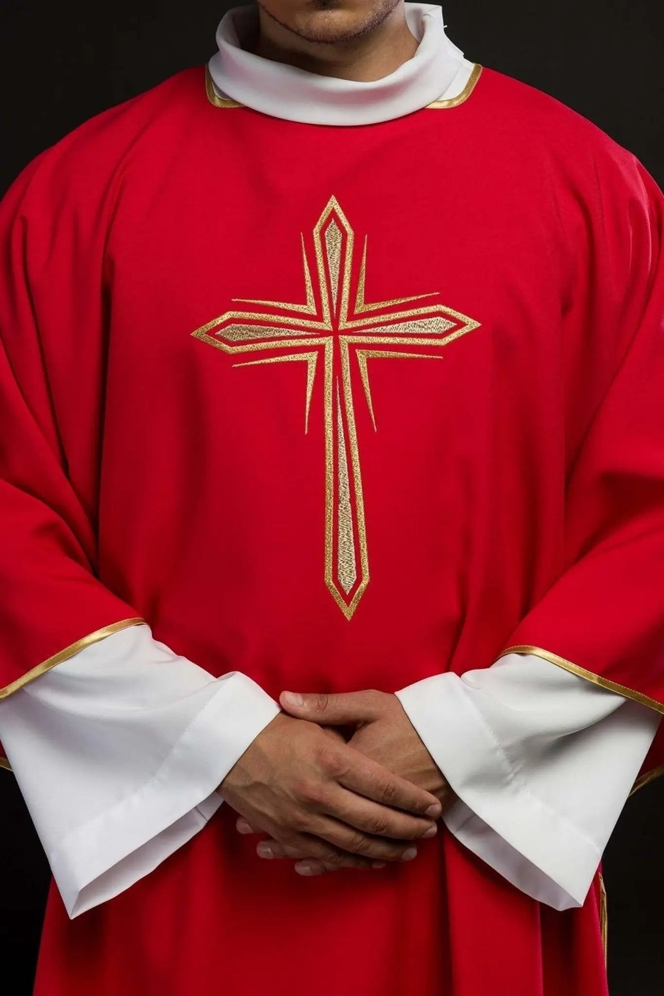 Dalmatica roja con cruz dorada bordada
