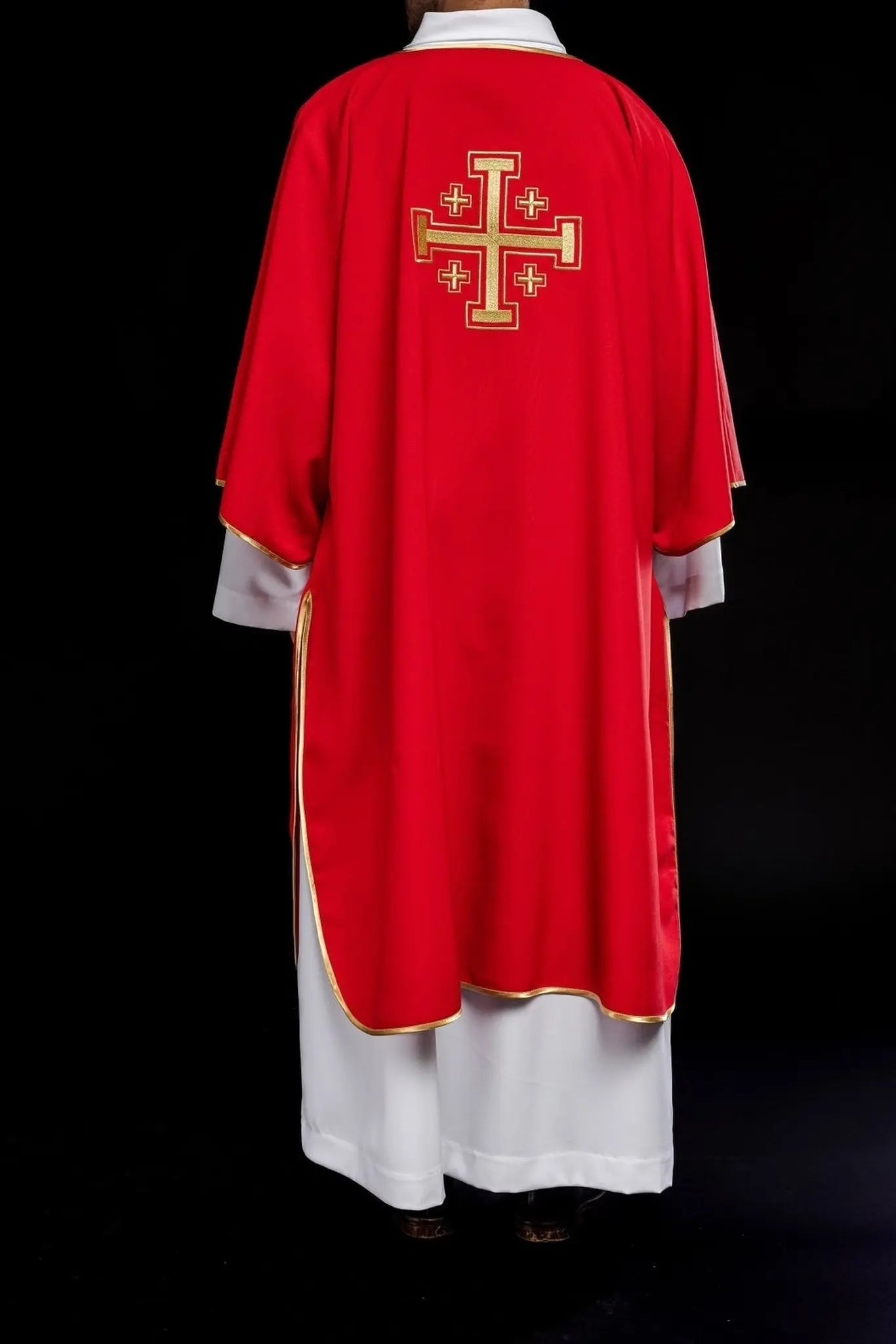 Dalmática roja con cruces doradas bordadas