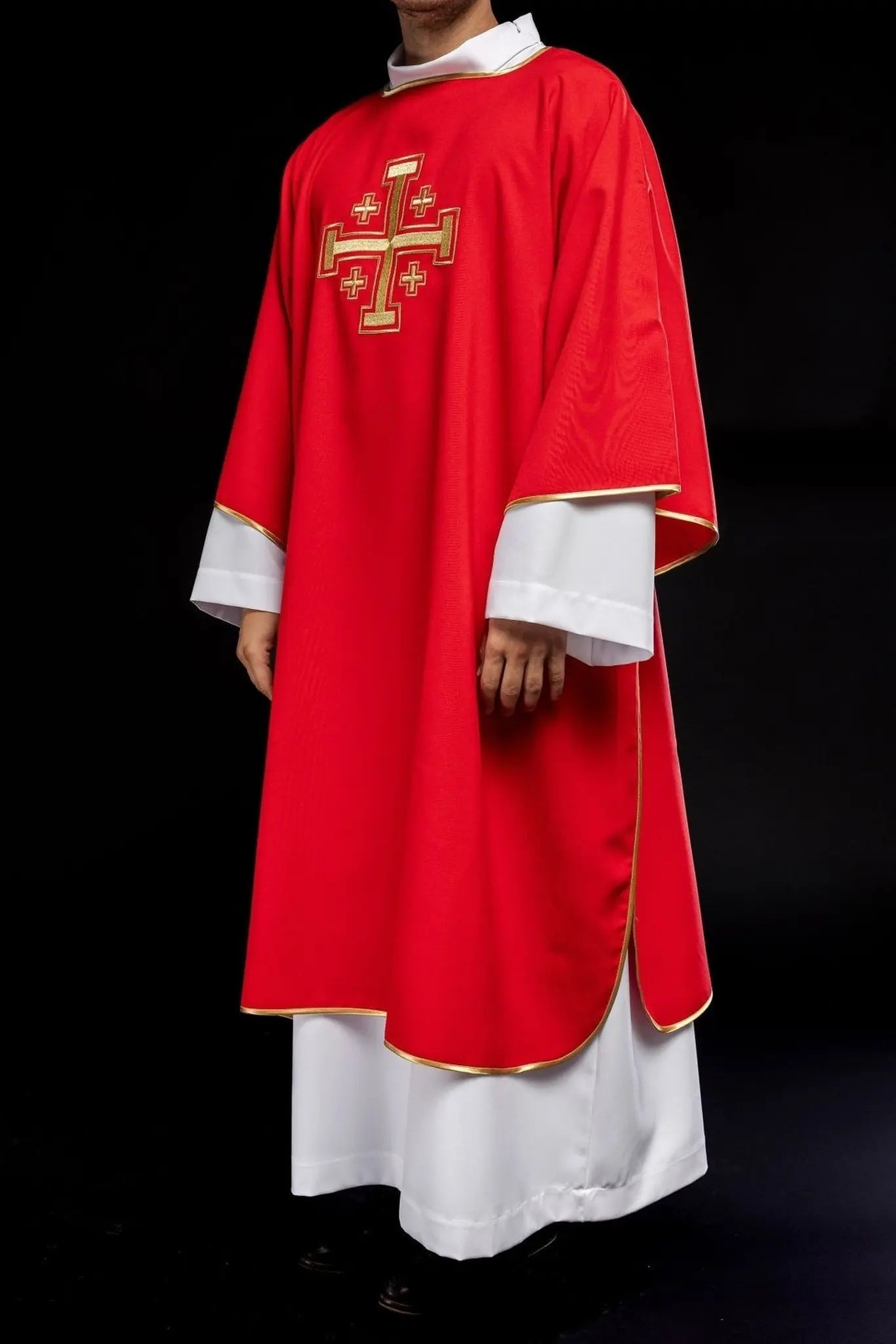 Dalmática roja con cruces doradas bordadas