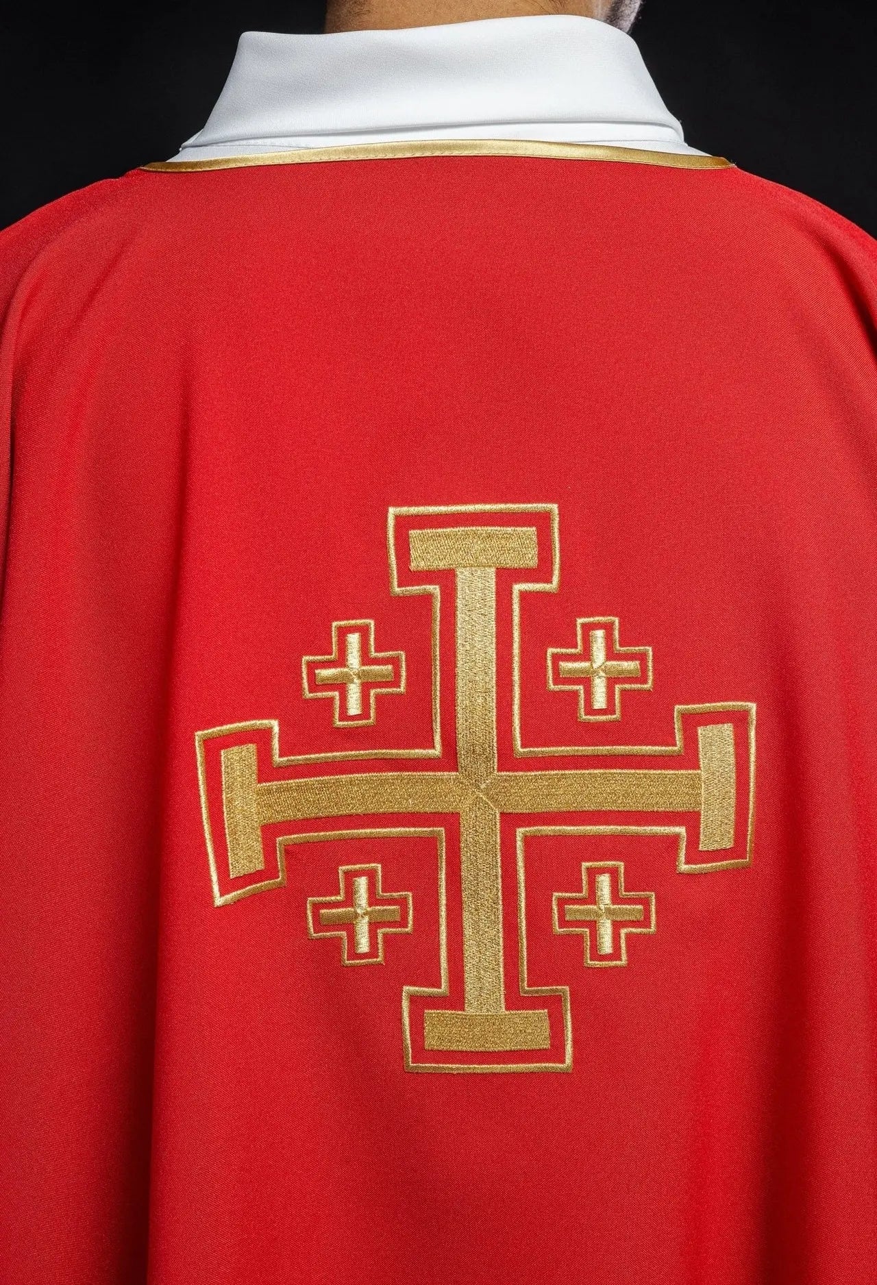 Dalmática roja con cruces doradas bordadas