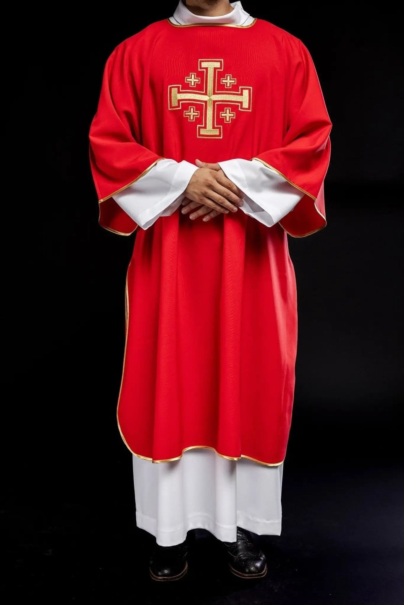 Dalmática roja con cruces doradas bordadas