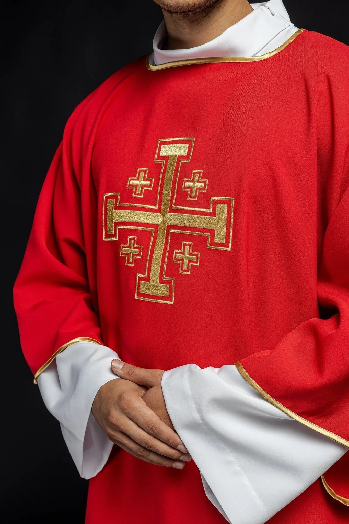 Dalmática roja con cruces doradas bordadas