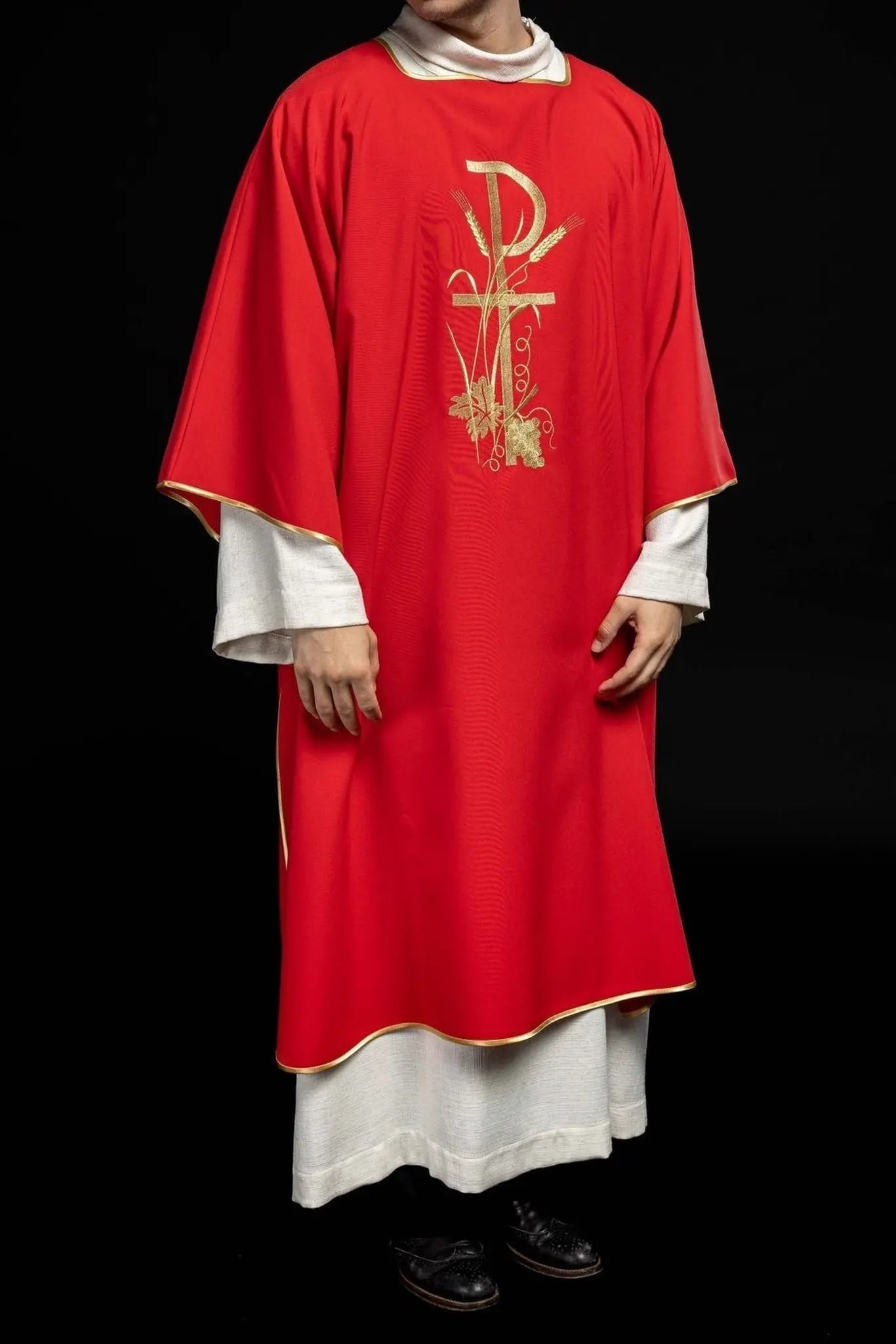 Dalmatica roja con bordado de cruz Pax dorada