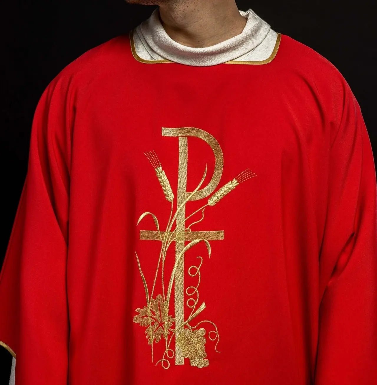 Dalmatica roja con bordado de cruz Pax dorada